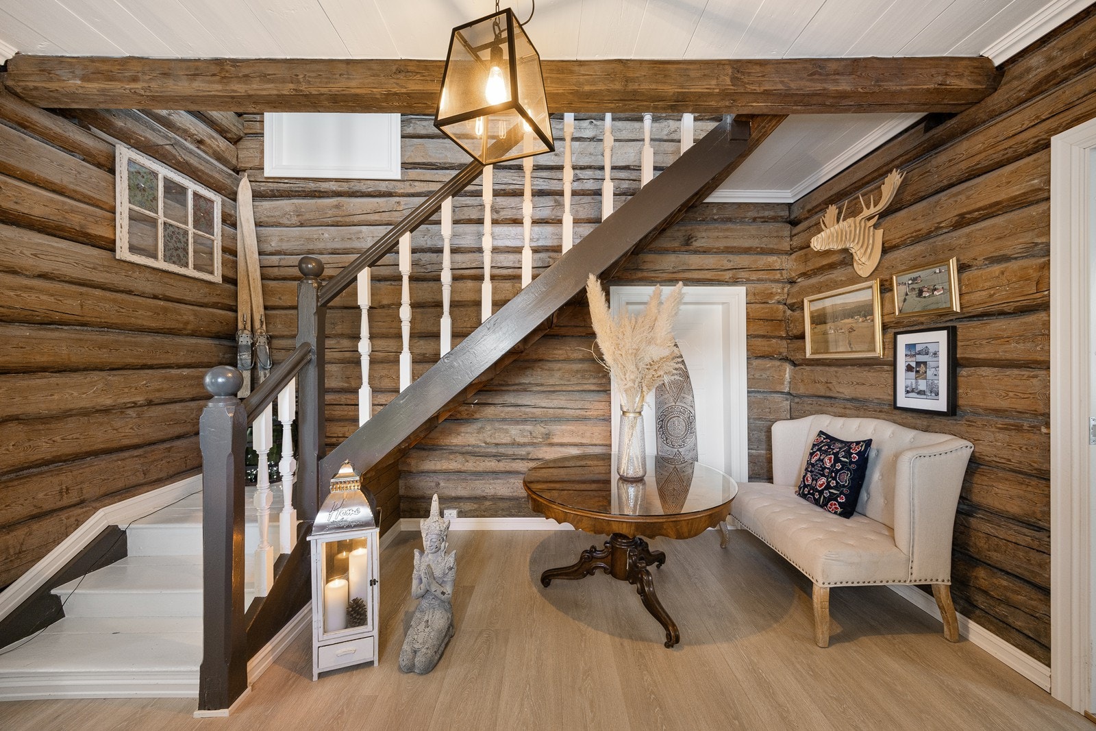 Trappen opp til 2. etasje. Galleribilde