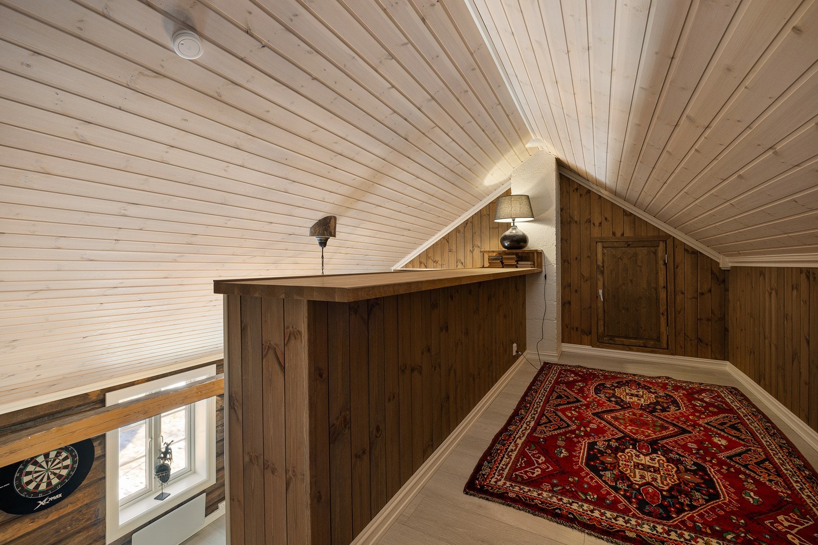 Biblioteket har en trapp opp til mesanin og kontor i 3. etasje. Galleribilde