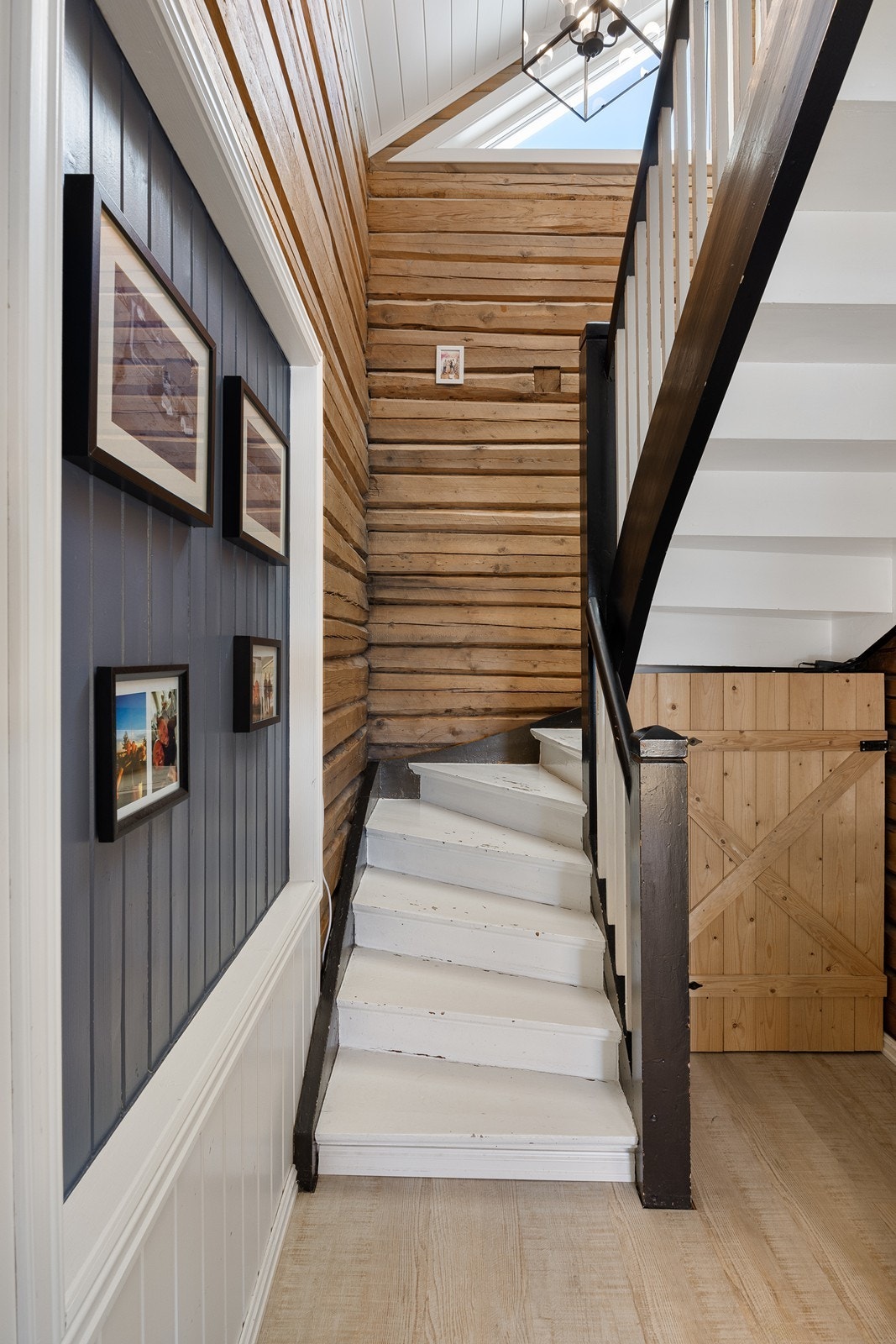 Trappegang med nakne tømmervegger. Galleribilde