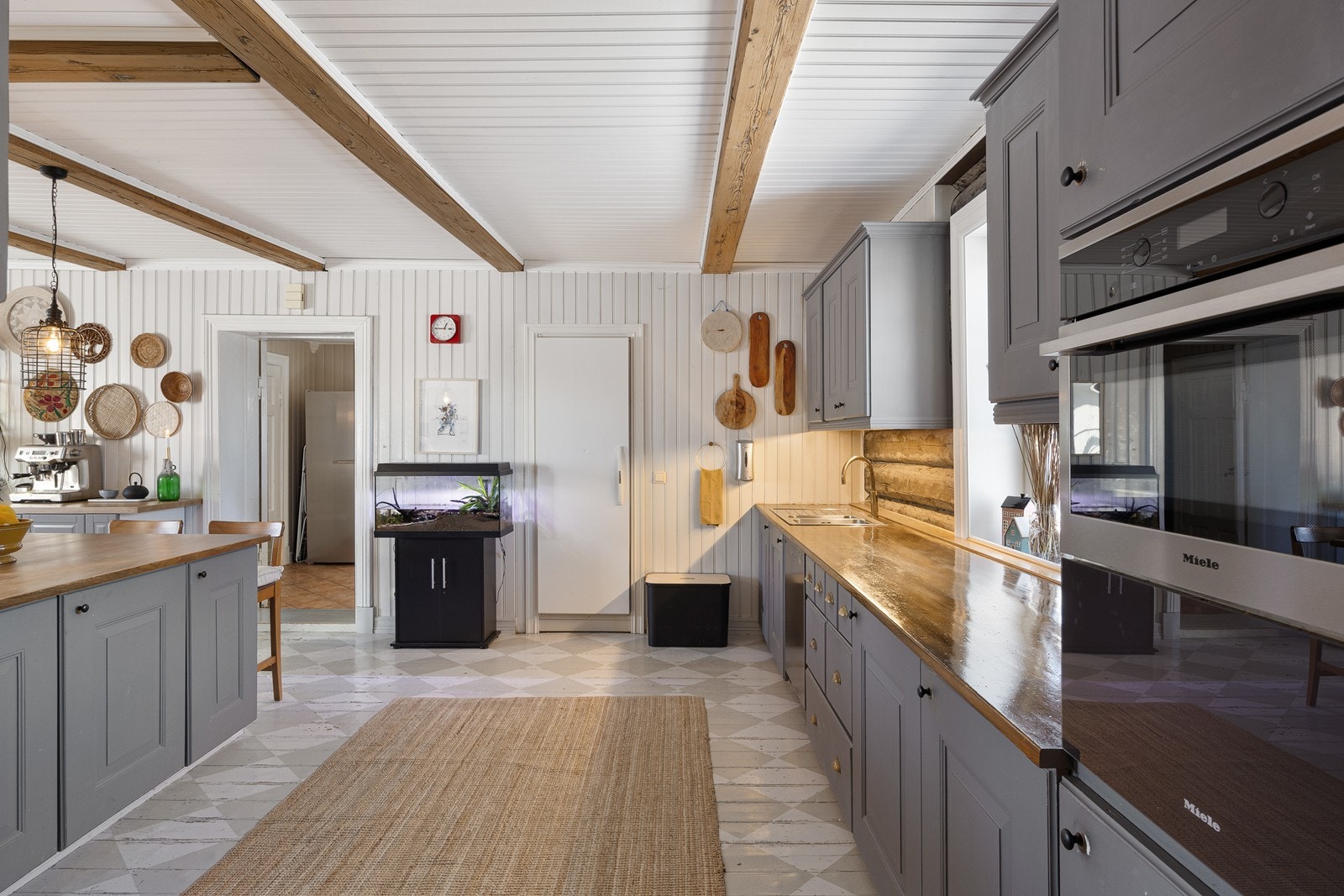 Boligen har et flott gårdskjøkken med god plass til spisebord, bakst og sosial matlaging. Galleribilde