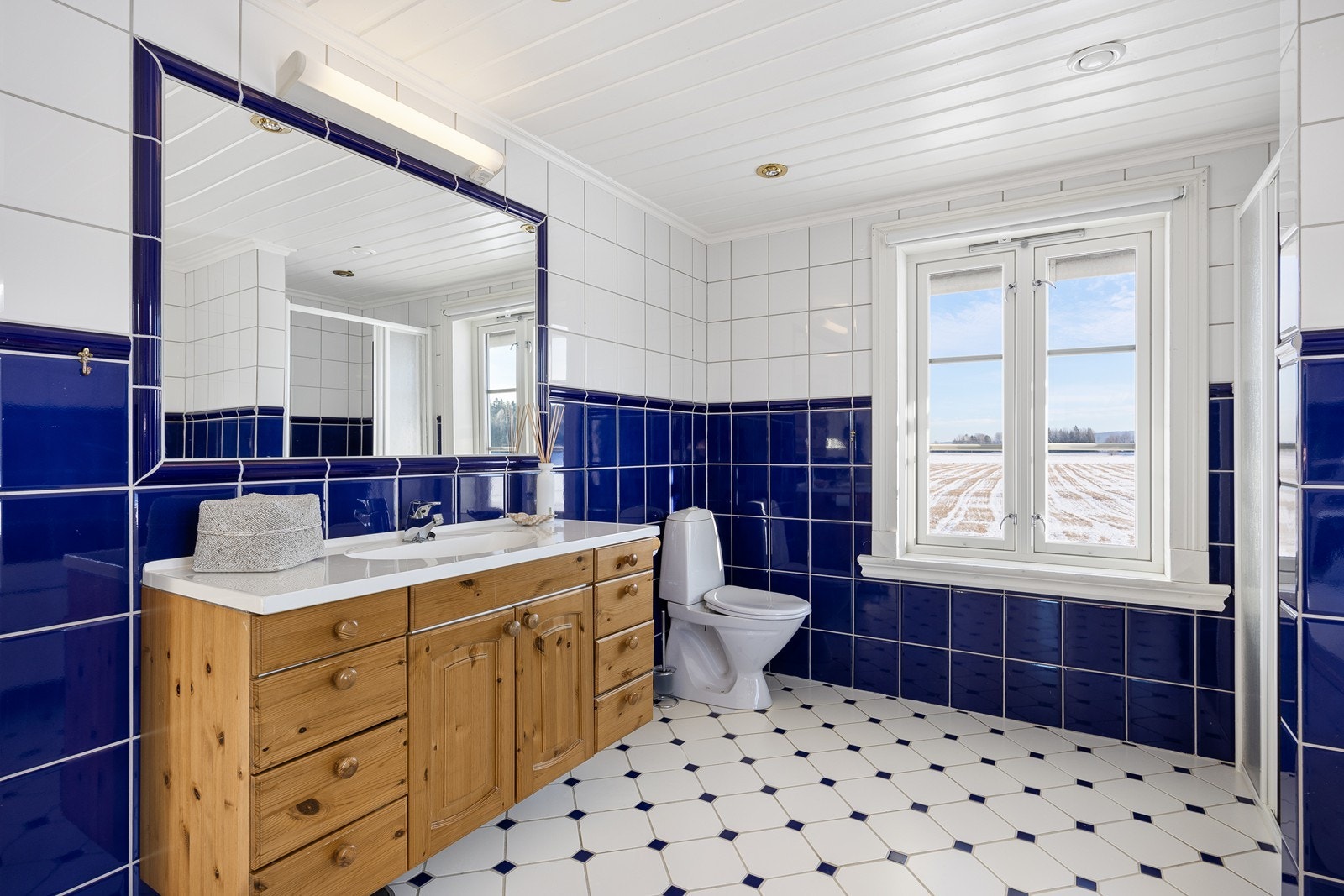 Badet har to vinduer som gir dagslys fra to sider. Galleribilde