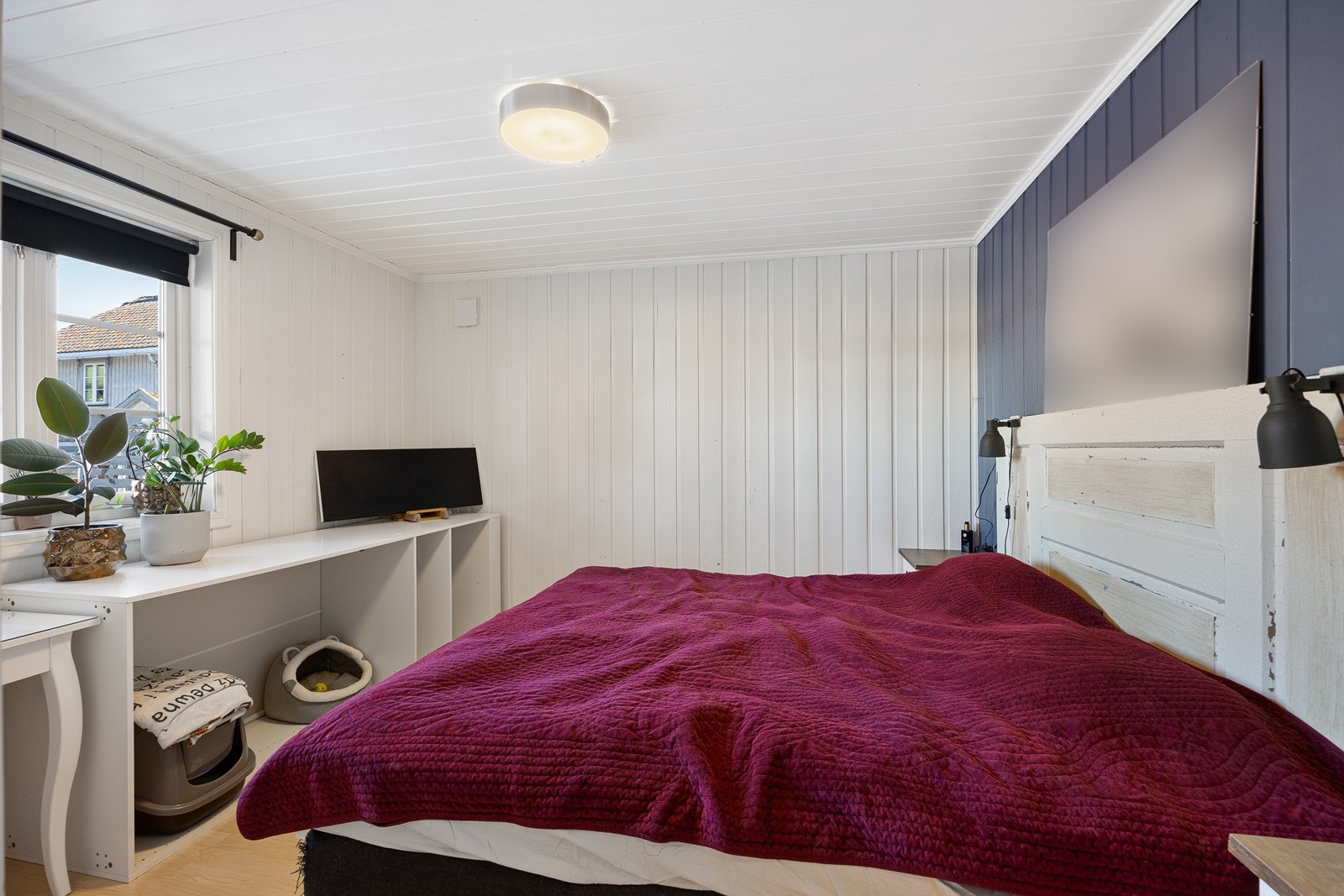 Soverommet i 1. etasje vender ut mot tunet og har god plass til dobbeltseng, nattbord og garderobeløsning. Galleribilde