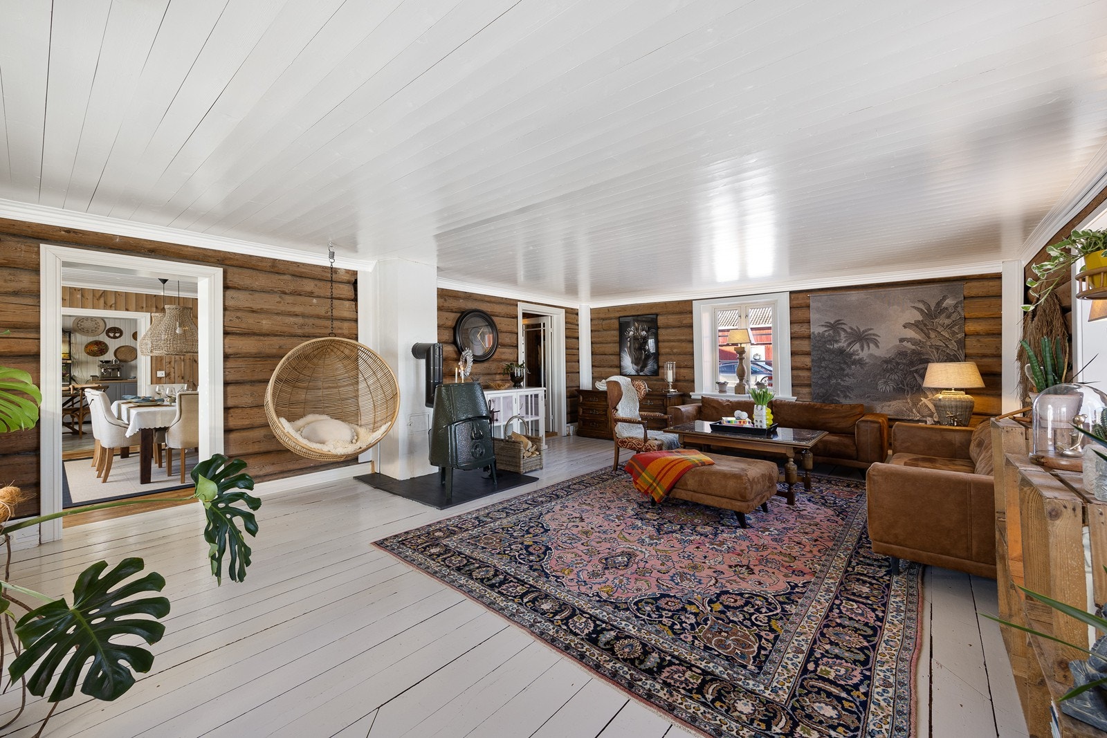 Hovedstuen er utstyrt med en vedovn og har god plass til både sofagruppe, tv-løsning og annet møblement. Galleribilde