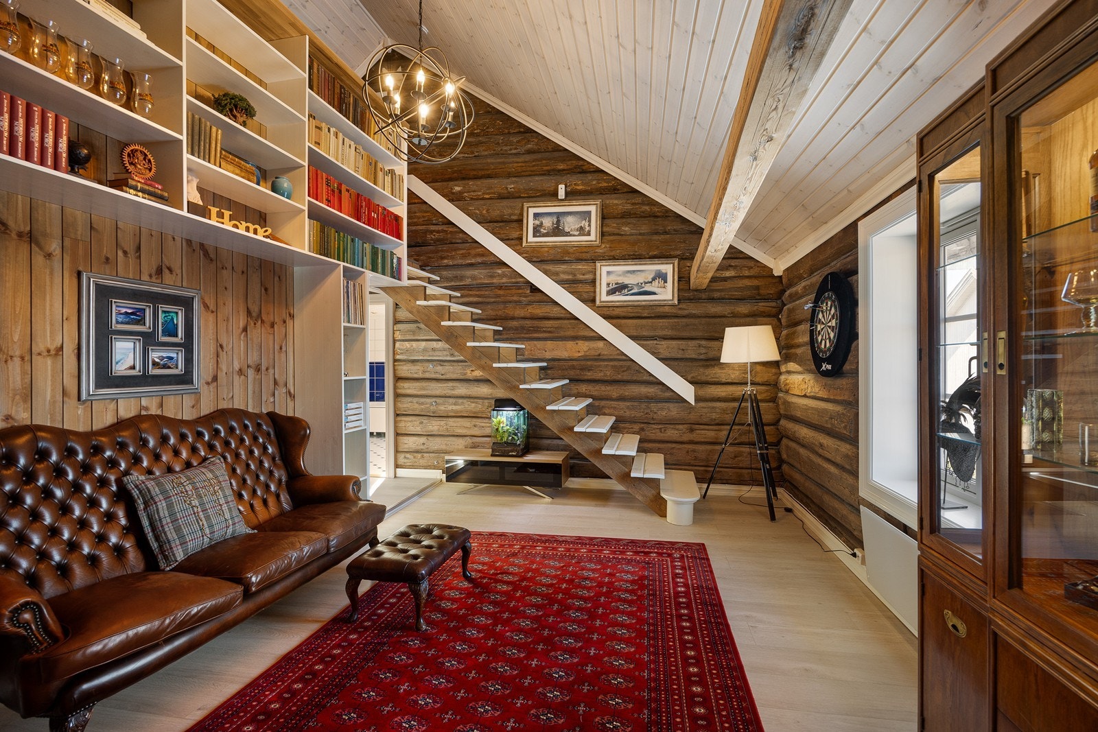 Bibliotek som gir en majestetisk følelse og høye bokhyller som er montert nesten helt opp til himlingen. Galleribilde