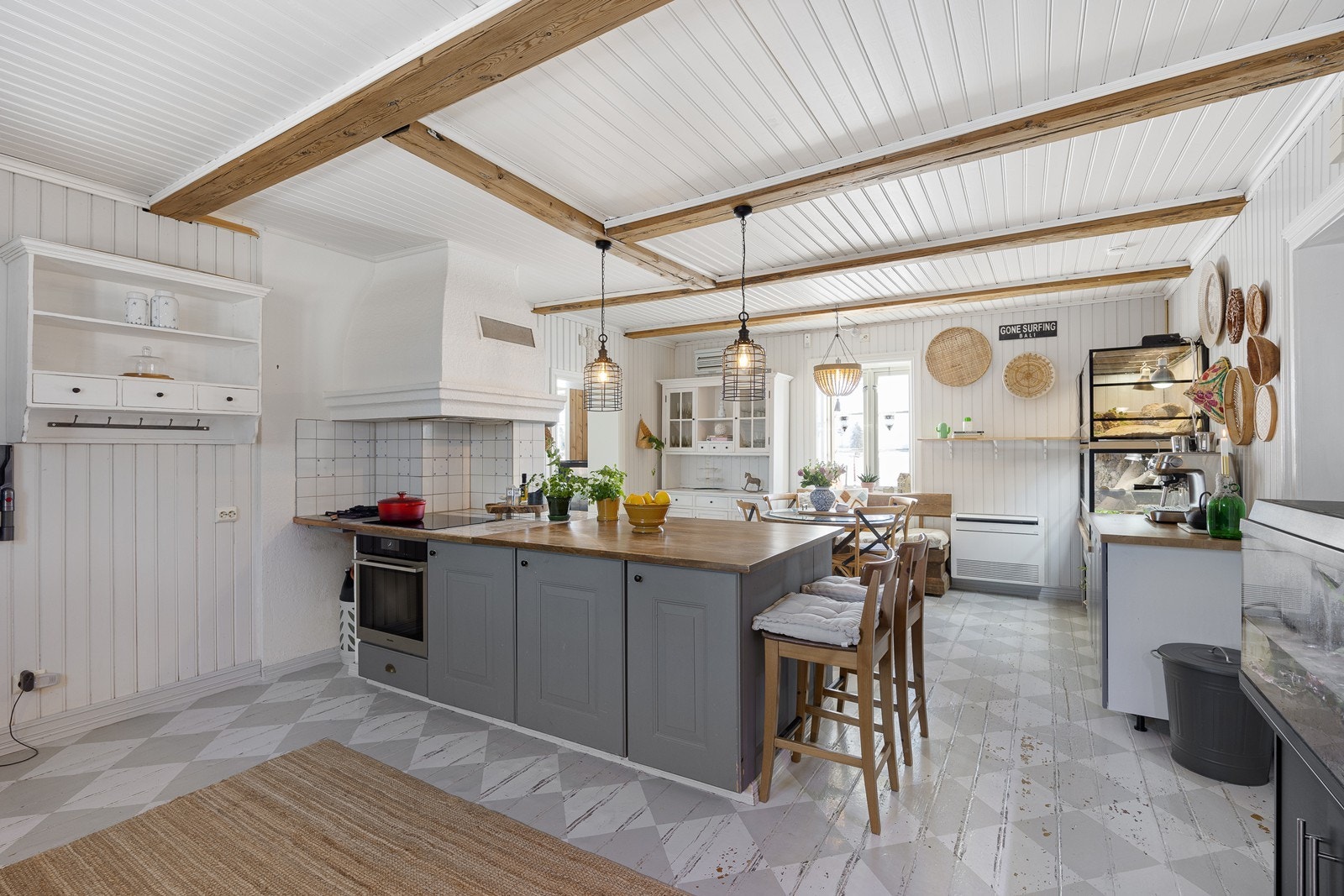 Kjøkkenet har en stor kjøkkenhalvøy som deler spisesonen fra arbeidssonen. Galleribilde