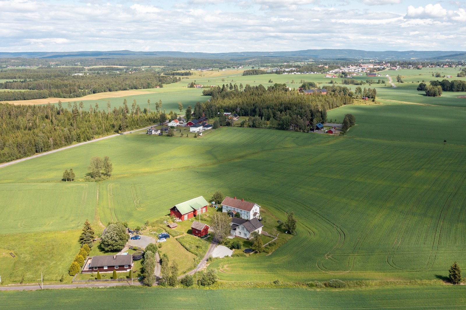 Aurskog har et hyggelig handelssentrum med forretninger, servicetilbud, ny 1-10 skole samt flere barnehager. Idrettslaget tilbyr en rekke aktiviteter til de fleste aldersgrupper. Galleribilde