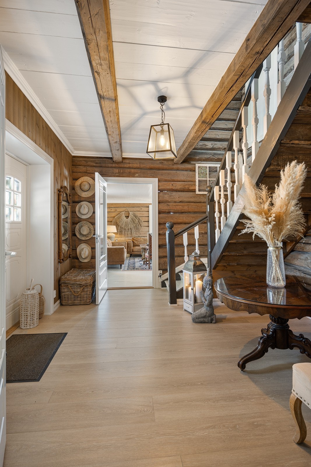 Hallen har adkomst til stue og kjøkken. Galleribilde