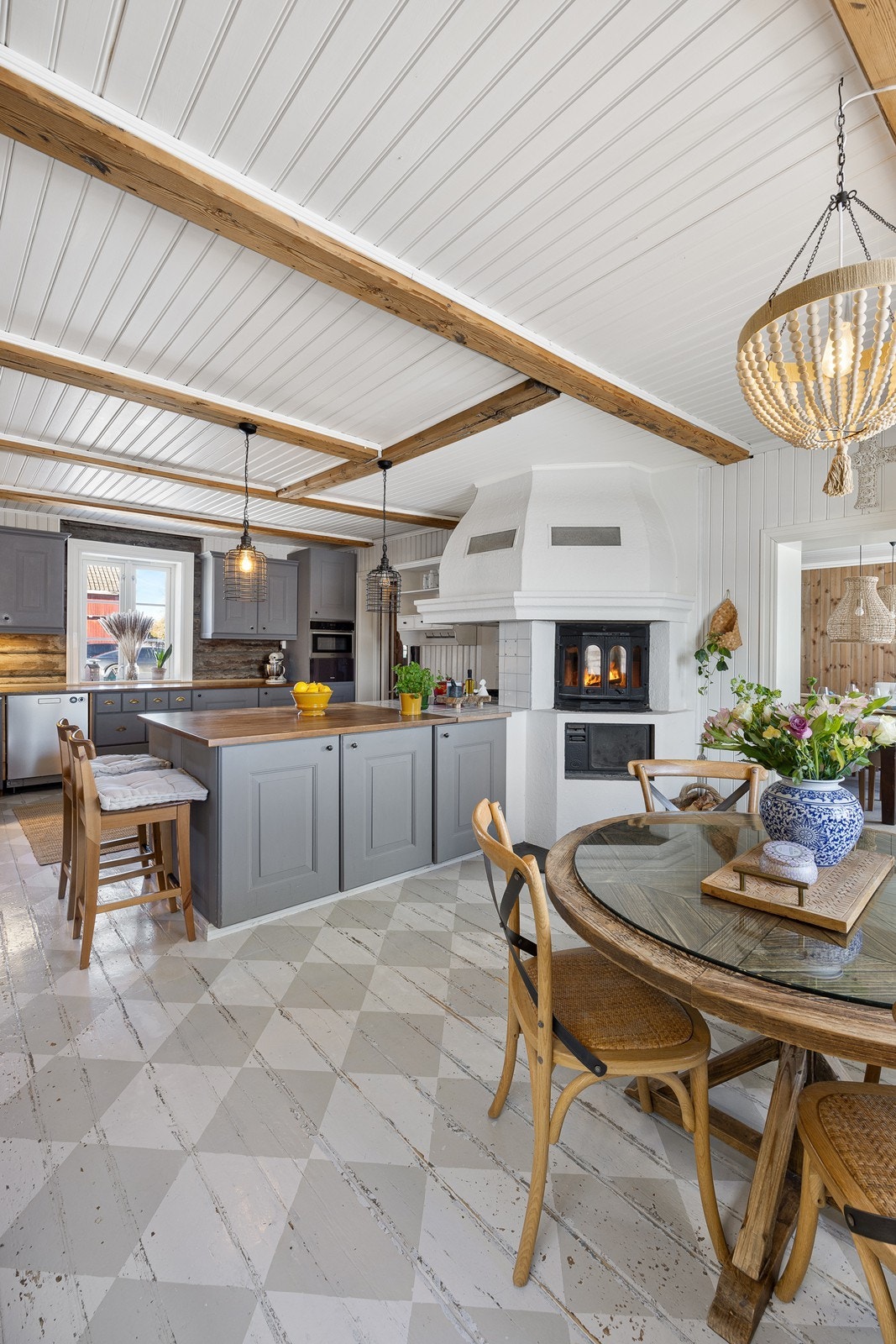 Mot spisedelen er det montert en peis med glassdører i benkehøyde, som et ekstra hyggeelement. Galleribilde