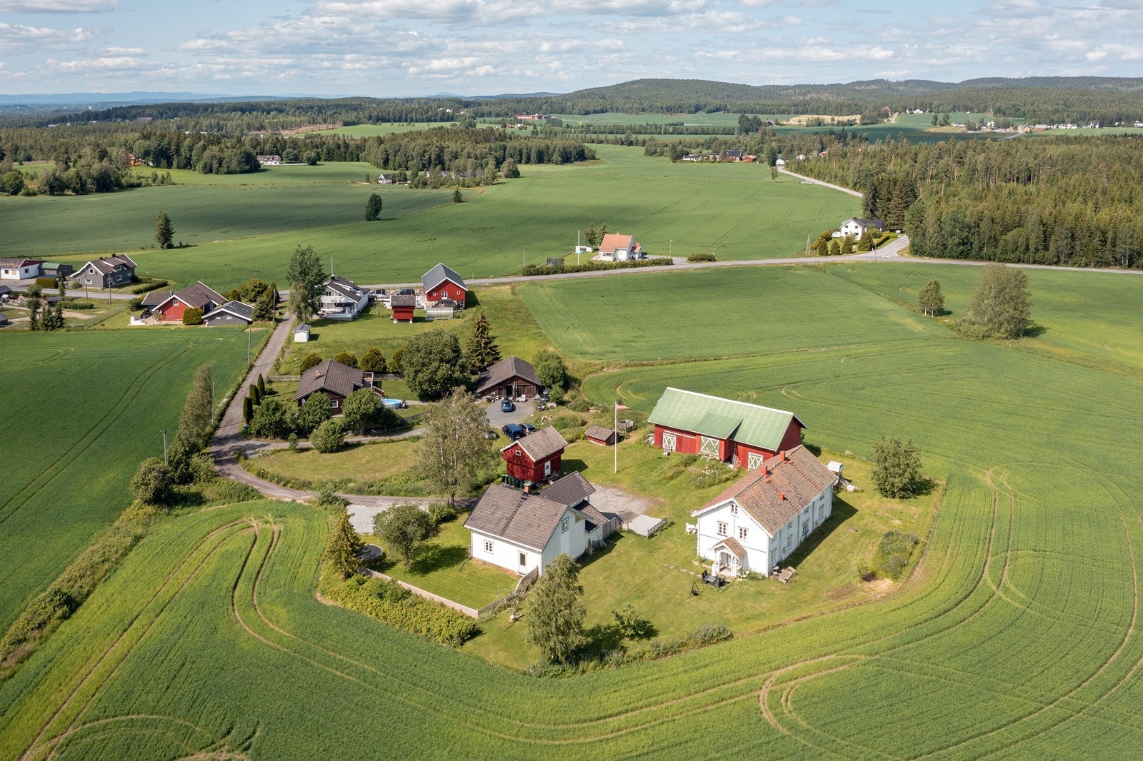 Kommunen har store skogsområder og flere vann, kilometervis med skiløyper og merkede turstier. Galleribilde