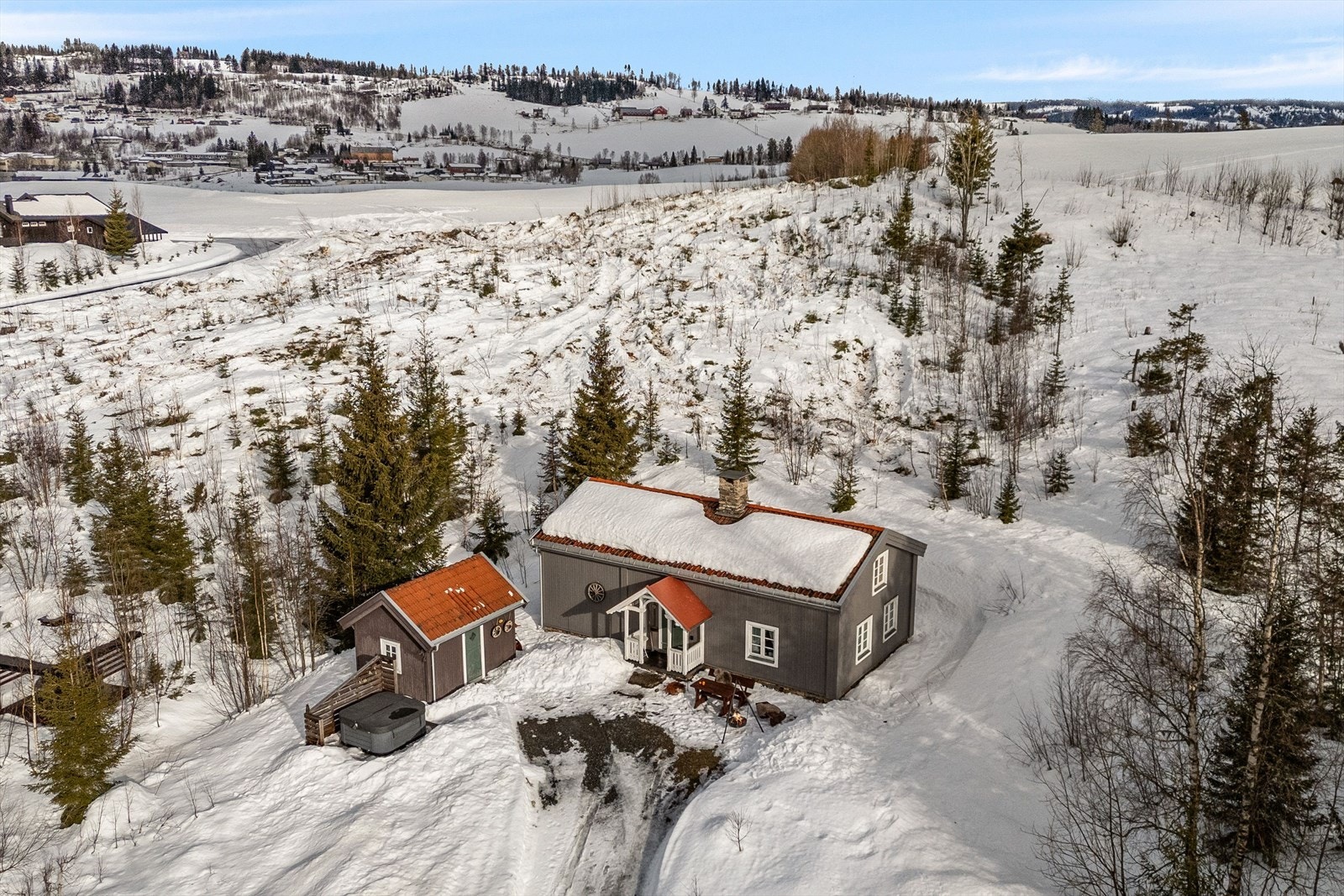 Naturtomt rundt hytta. Galleribilde