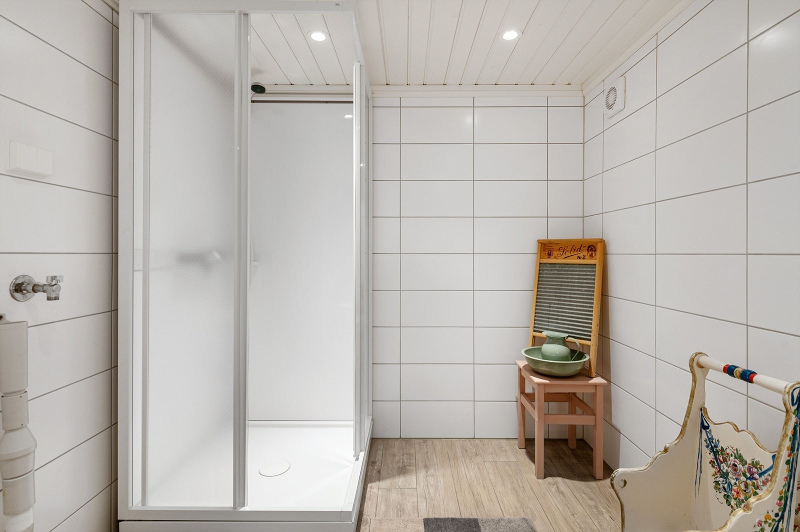 Dusjkabinett på badet. Galleribilde