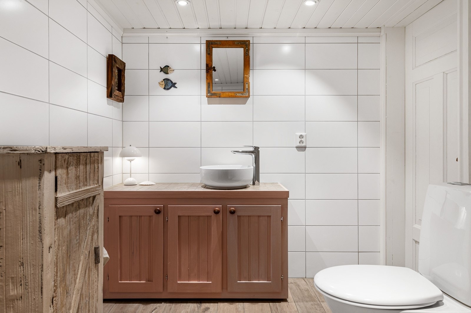 Bad med servantskap og toalett. Galleribilde