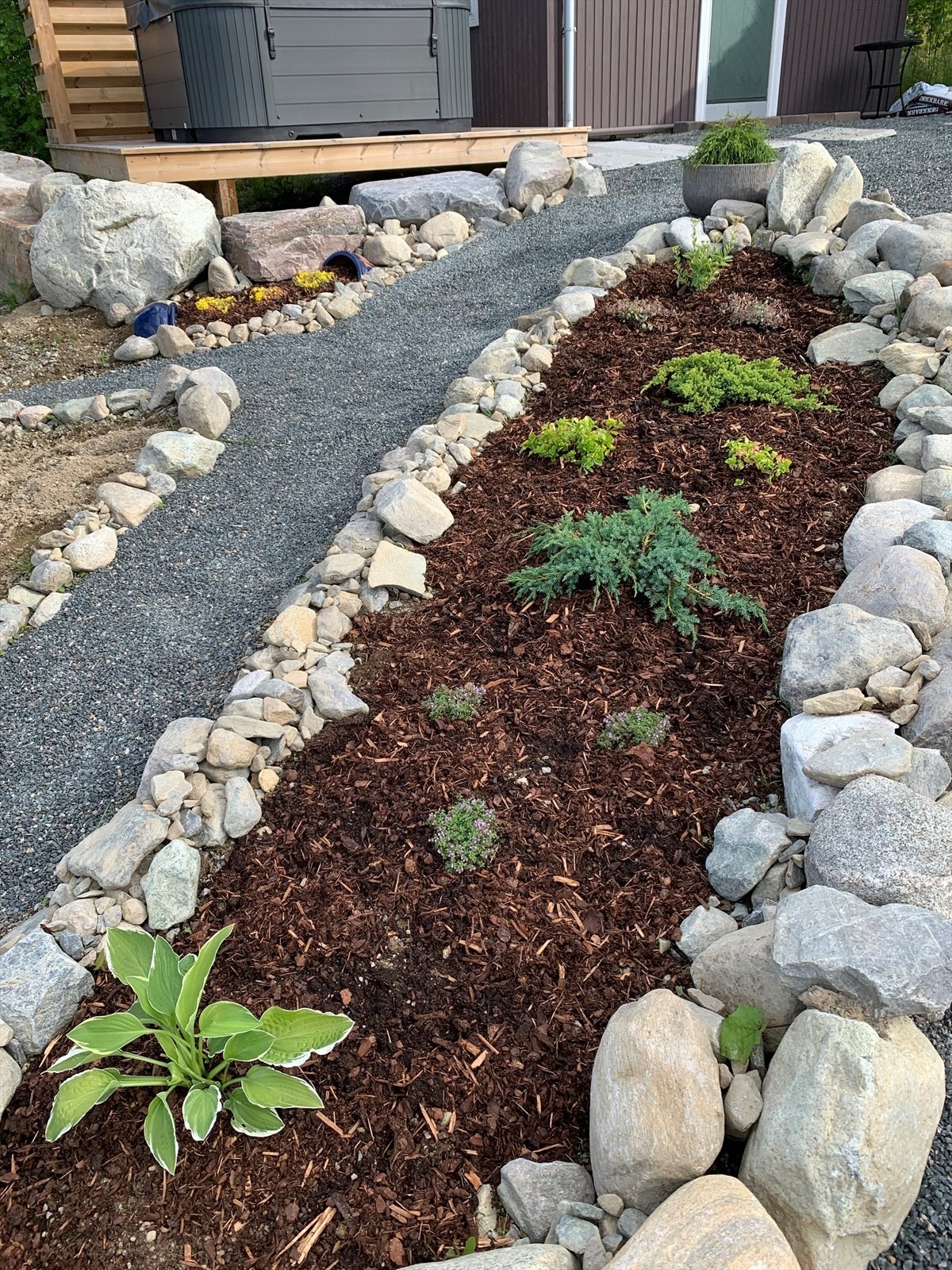 Det er laget til flotte steinbed på tunet. Privat bilde. Galleribilde
