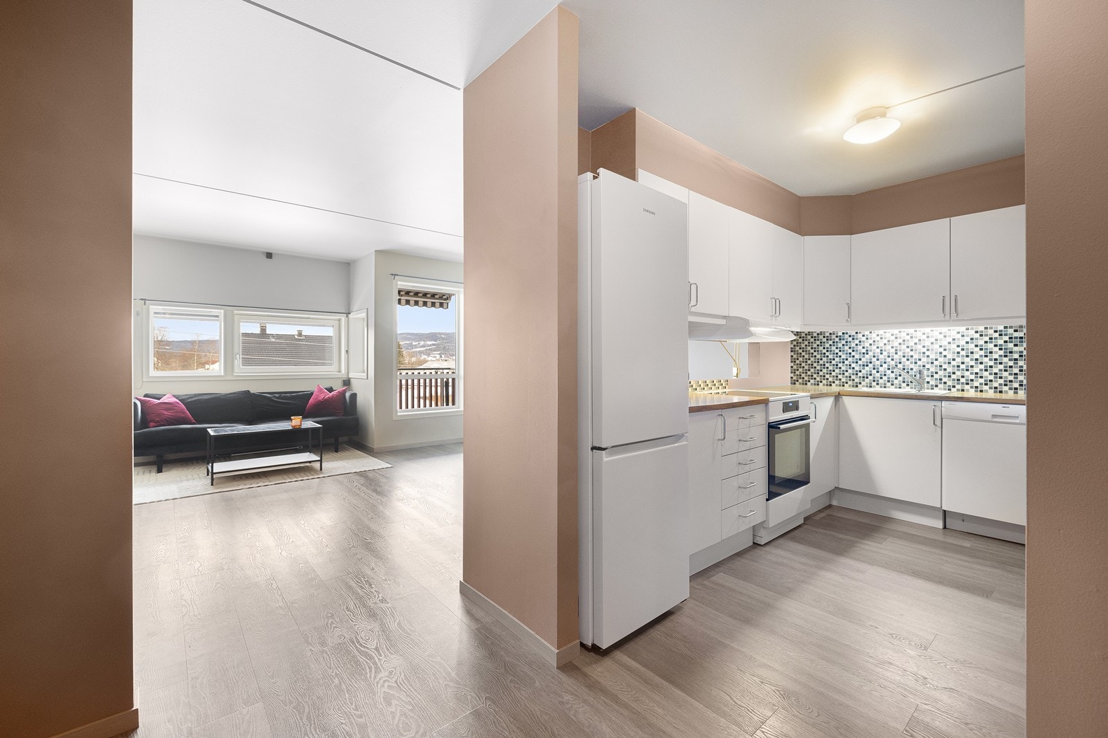 Kjøkkenet ligger delvis separat. Galleribilde