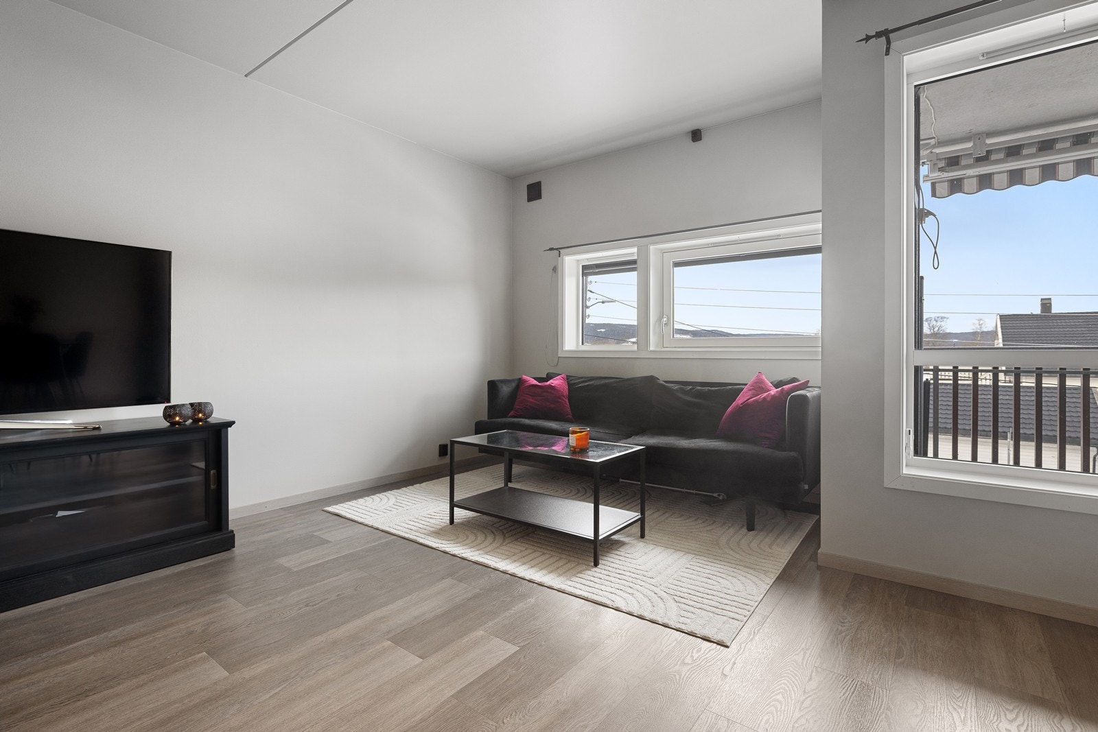 Stue med laminat på gulv og glatte veggoverflater. Galleribilde