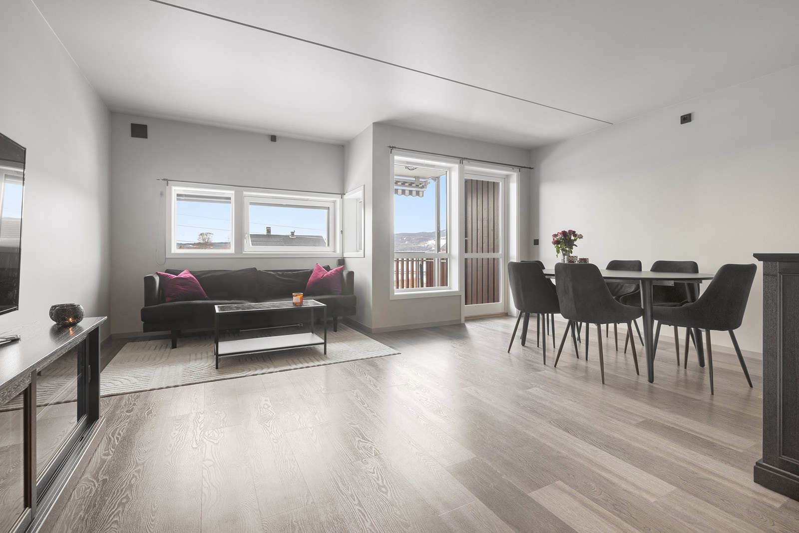 Leiligheten er lys og trivelig med utgang til balkongen fra stuen. Galleribilde