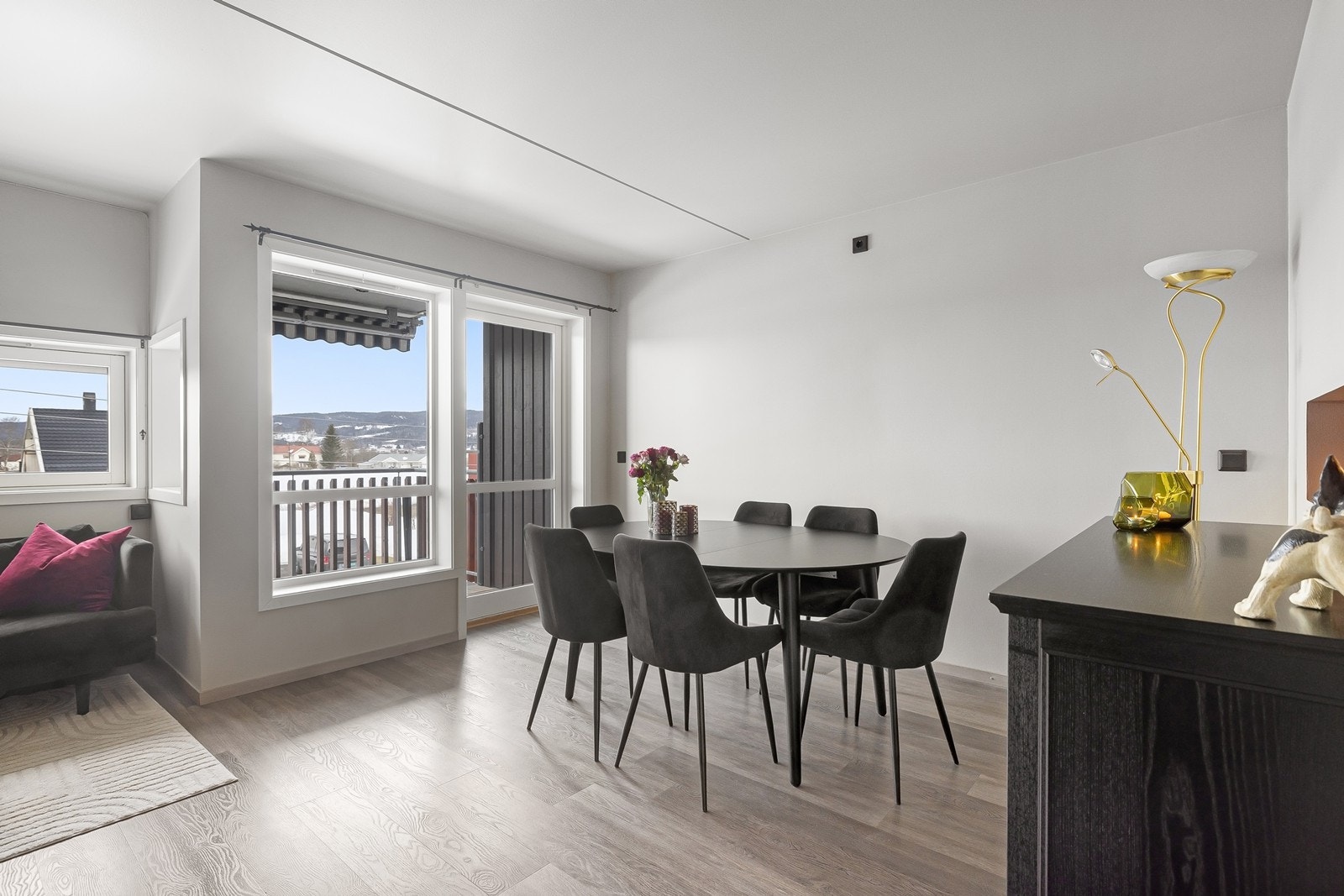 I stuen er det plass til både spisebord og sofakrok. Galleribilde