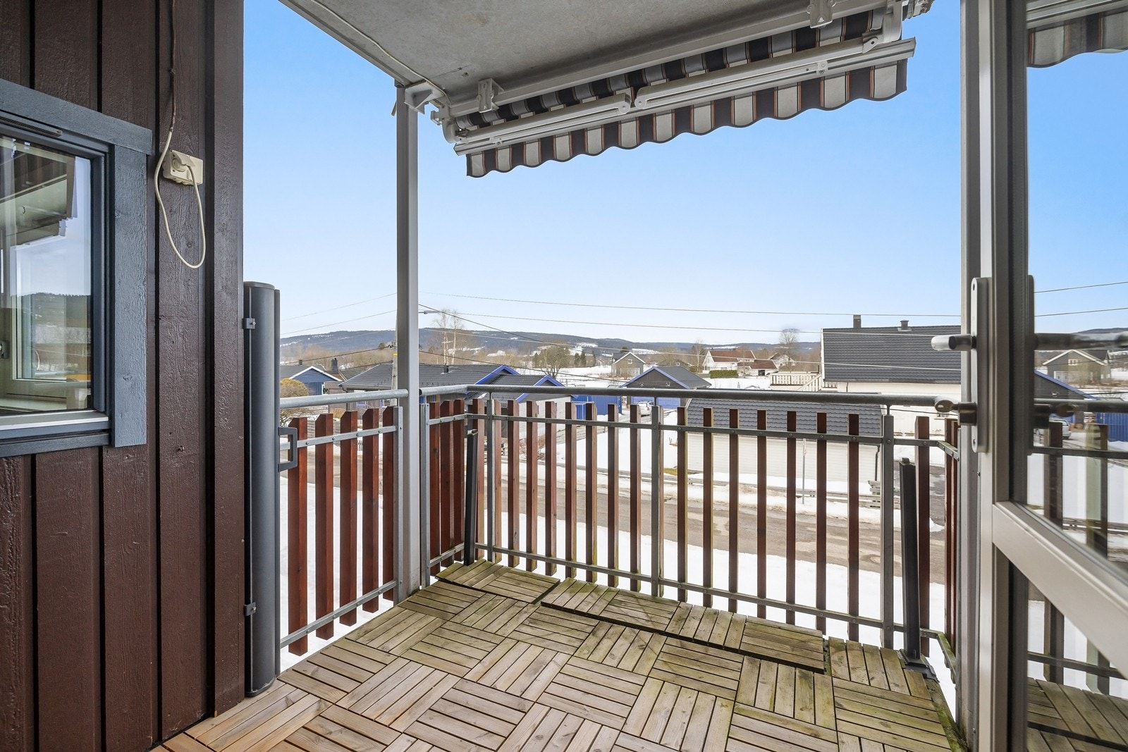 Trivelig balkong med uttrekkbar skjerming. Galleribilde