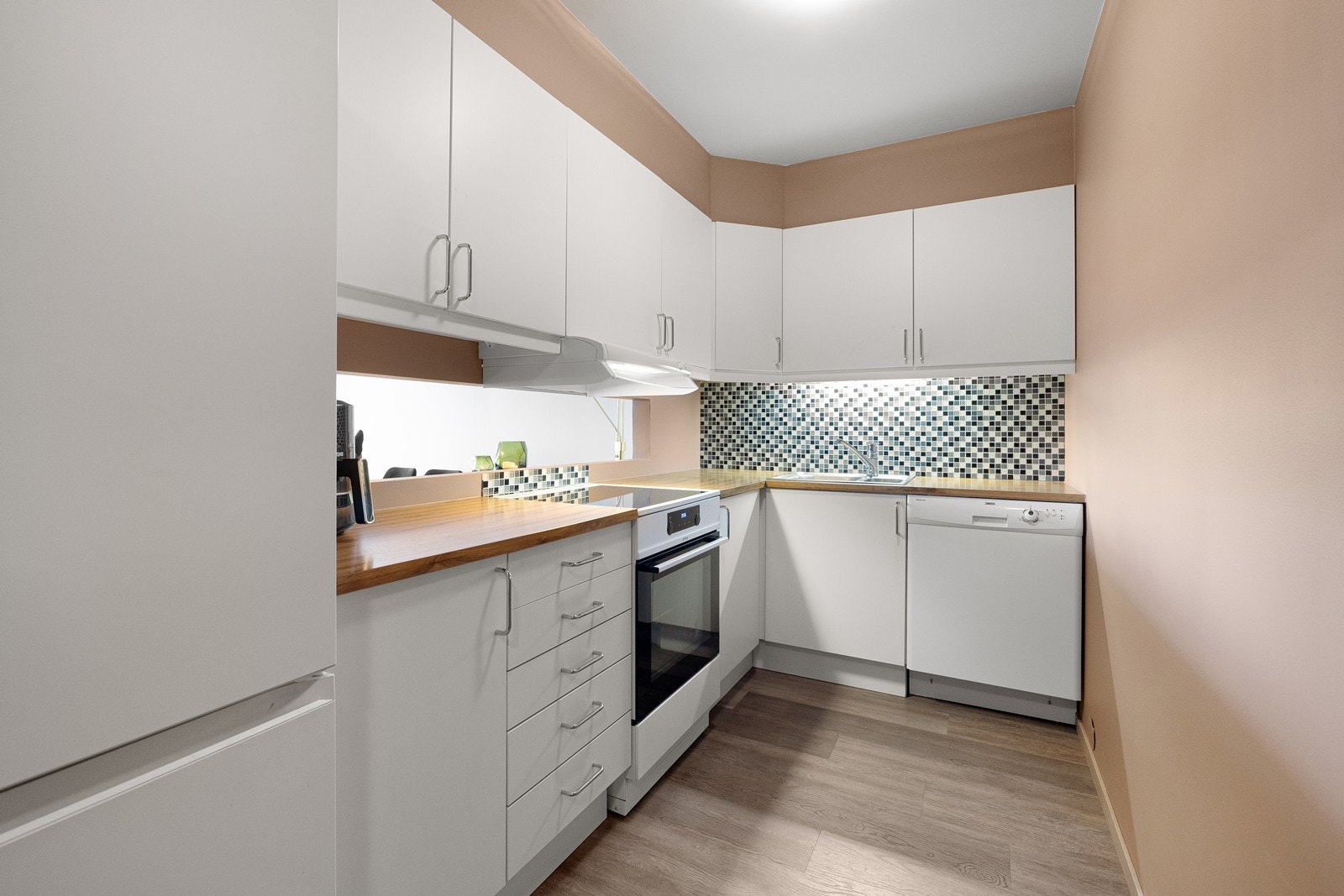 Koselig kjøkken med god skapplass. Galleribilde