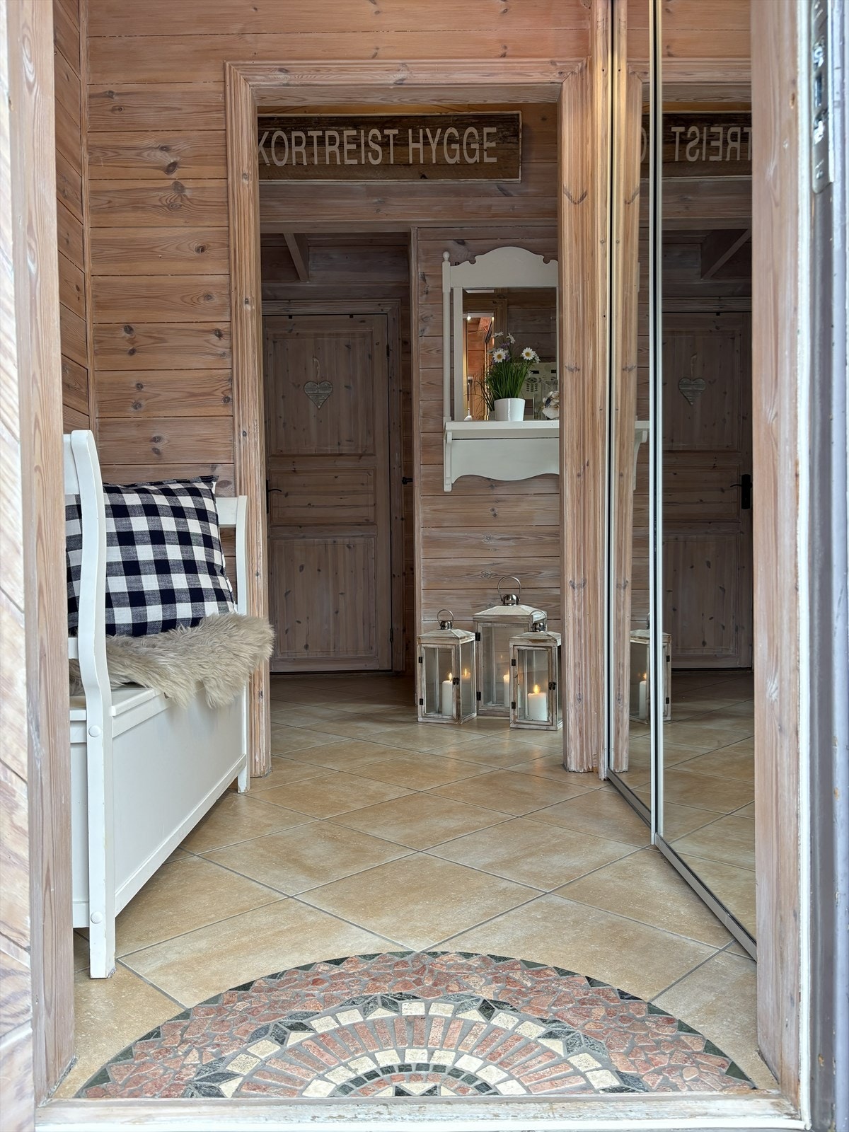 Hyggelig inngangsparti med flislagt gulv Galleribilde