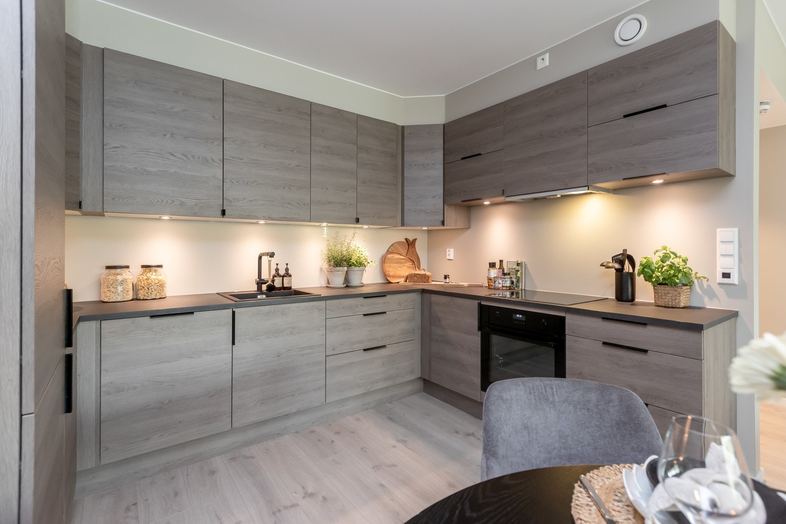 Delikat kjøkken med integrerte hvitevarer Galleribilde