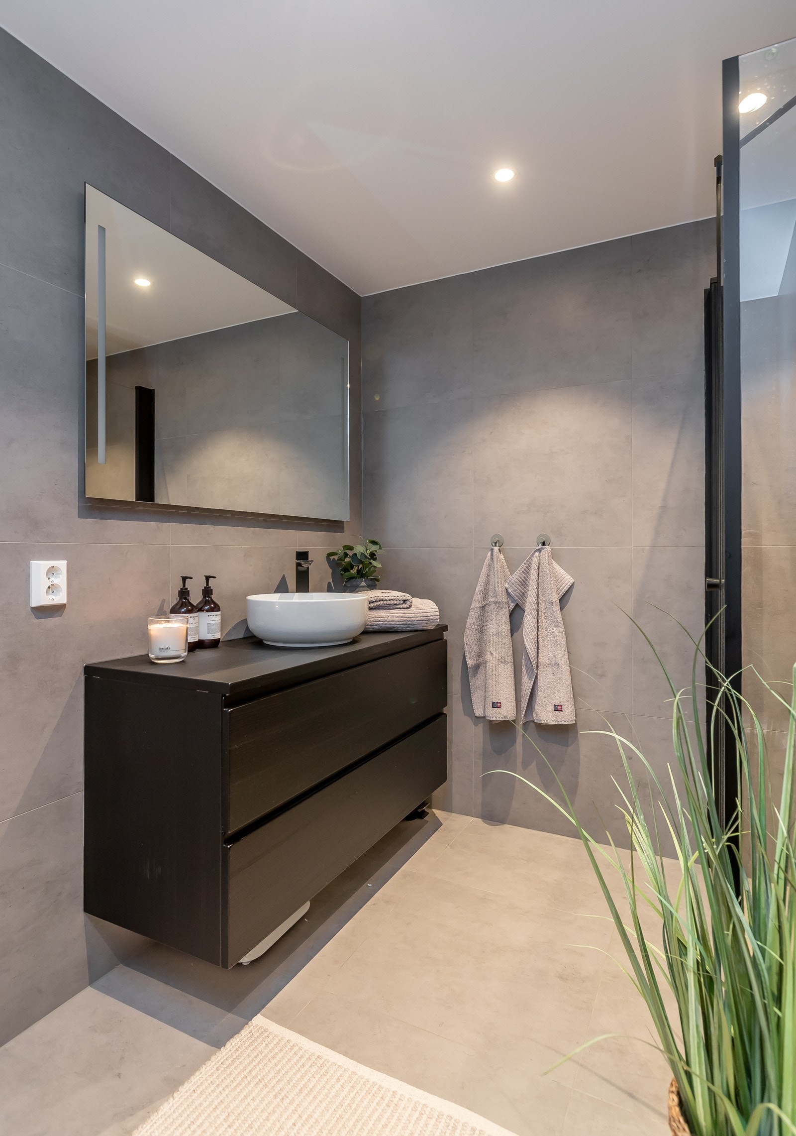 Sjekk de fine, sorte detaljene på interiør og utstyr Galleribilde