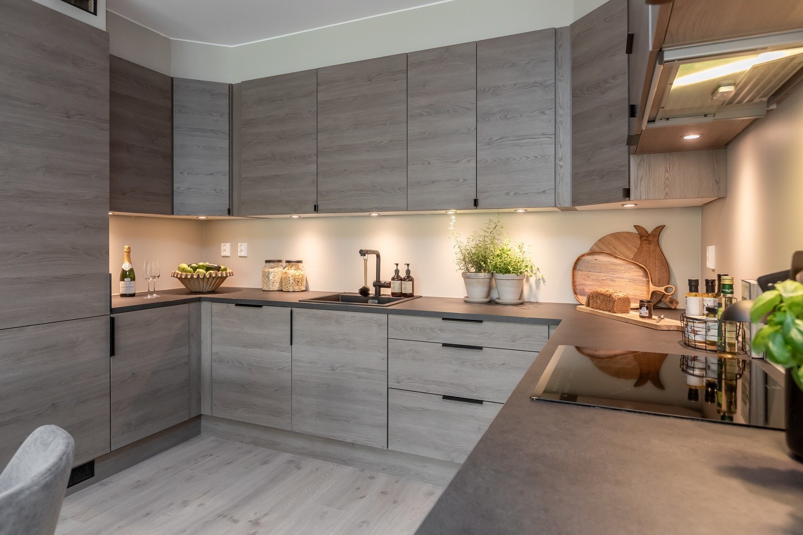 Masse skap- og benkeplass Galleribilde