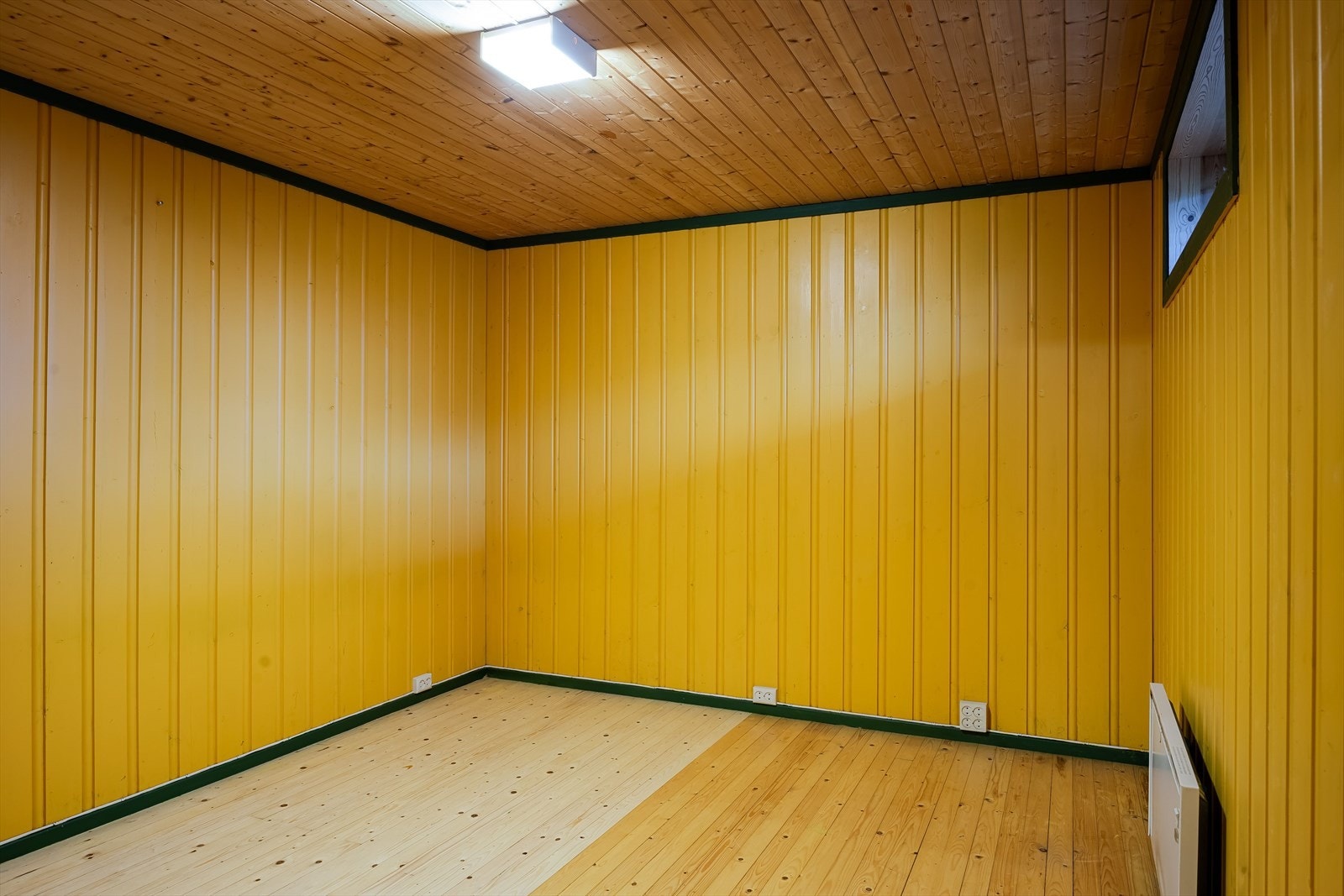 Rommet er definert som sport i byggetegninger og har ikke godkjent rømningsvei. Rommet er ikke godkjent til varig opphold. Se pkt. "Ferdigattest/brukstillatelse" for mer informasjon. Galleribilde