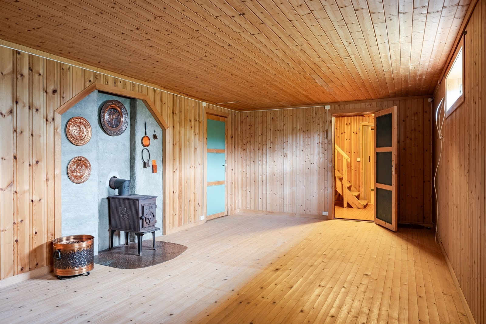 Rommet er definert som hobbyrom i byggetegninger og har ikke godkjent rømningsvei. Rommet er ikke godkjent til varig opphold. Se pkt. "Ferdigattest/brukstillatelse" for mer informasjon. Galleribilde