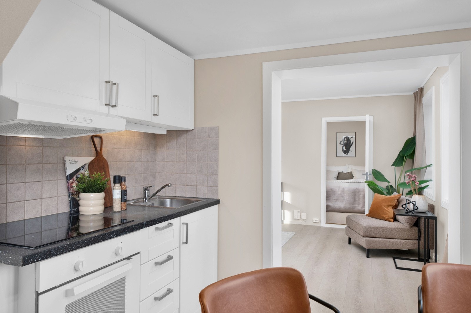 Pent velholdt kjøkken med klassiske, profilerte fronter og benkeplate i laminat Galleribilde