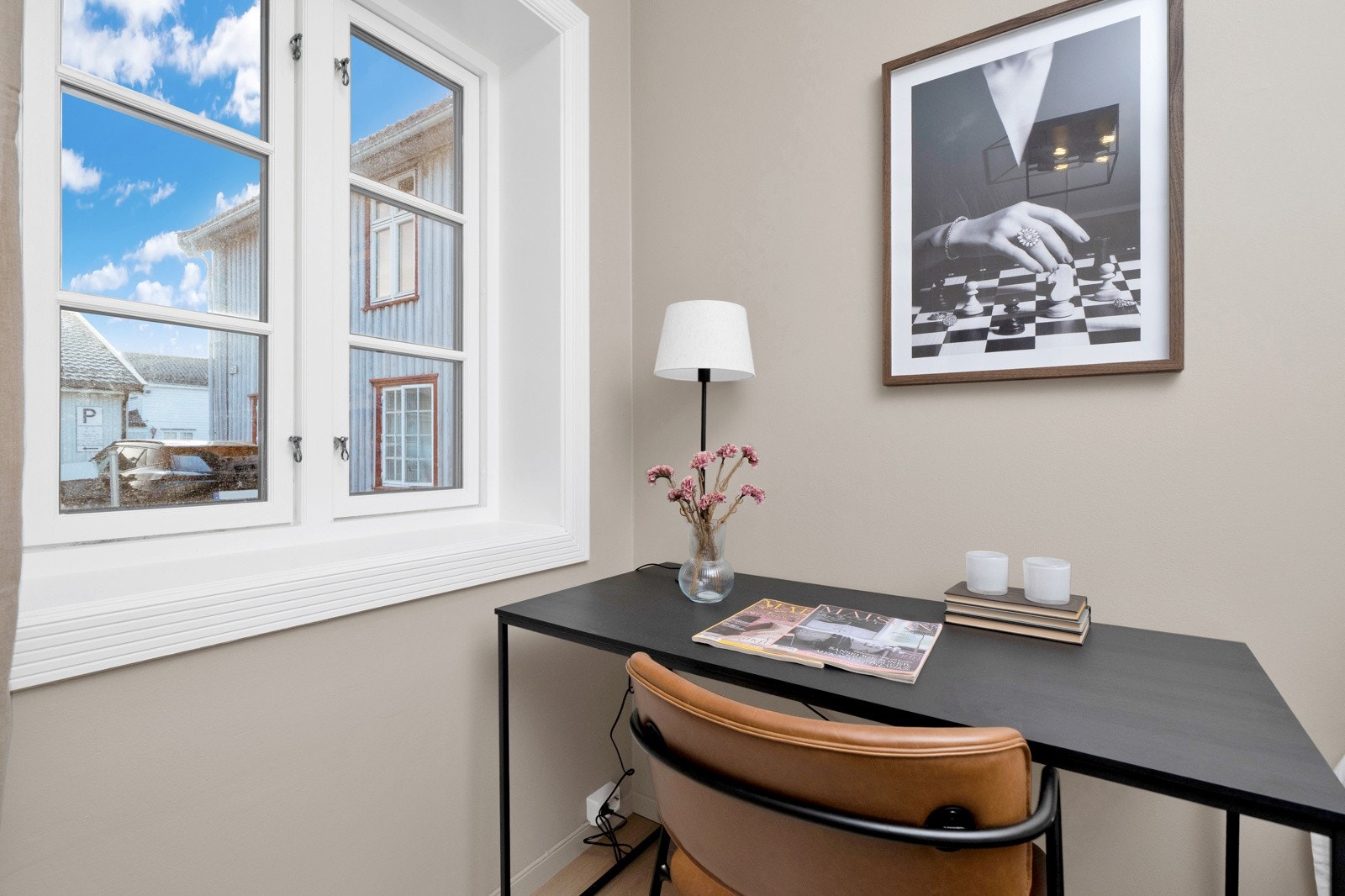 Den nåværende løsningen inkluderer en praktisk skrivepult som egner seg utmerket til hjemmekontor, studier eller skolearbeid Galleribilde