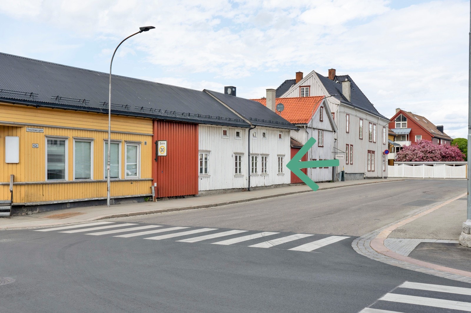 Nabolaget består av eldre trehusbebyggelse og ligger i kort gangavstand fra bykjernen Galleribilde