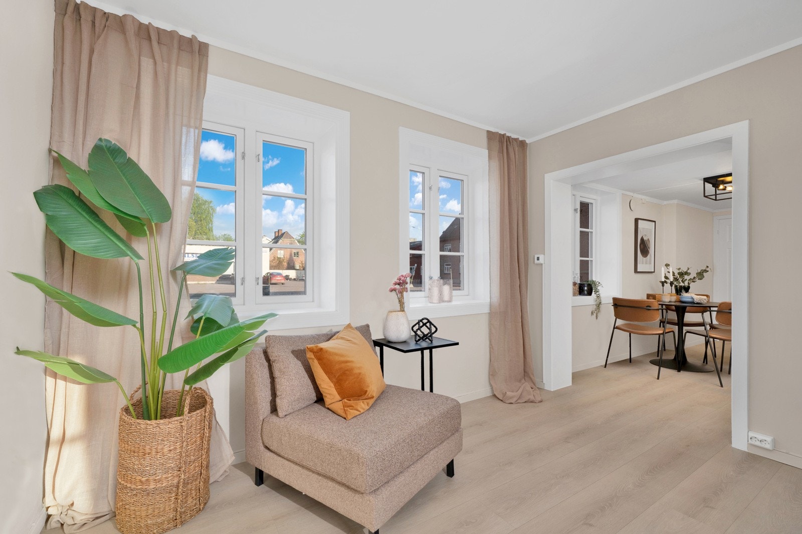 Fra stuen er det direkte adkomst til kjøkkenet, som ligger i naturlig tilknytning og gir en praktisk og åpen romfølelse Galleribilde