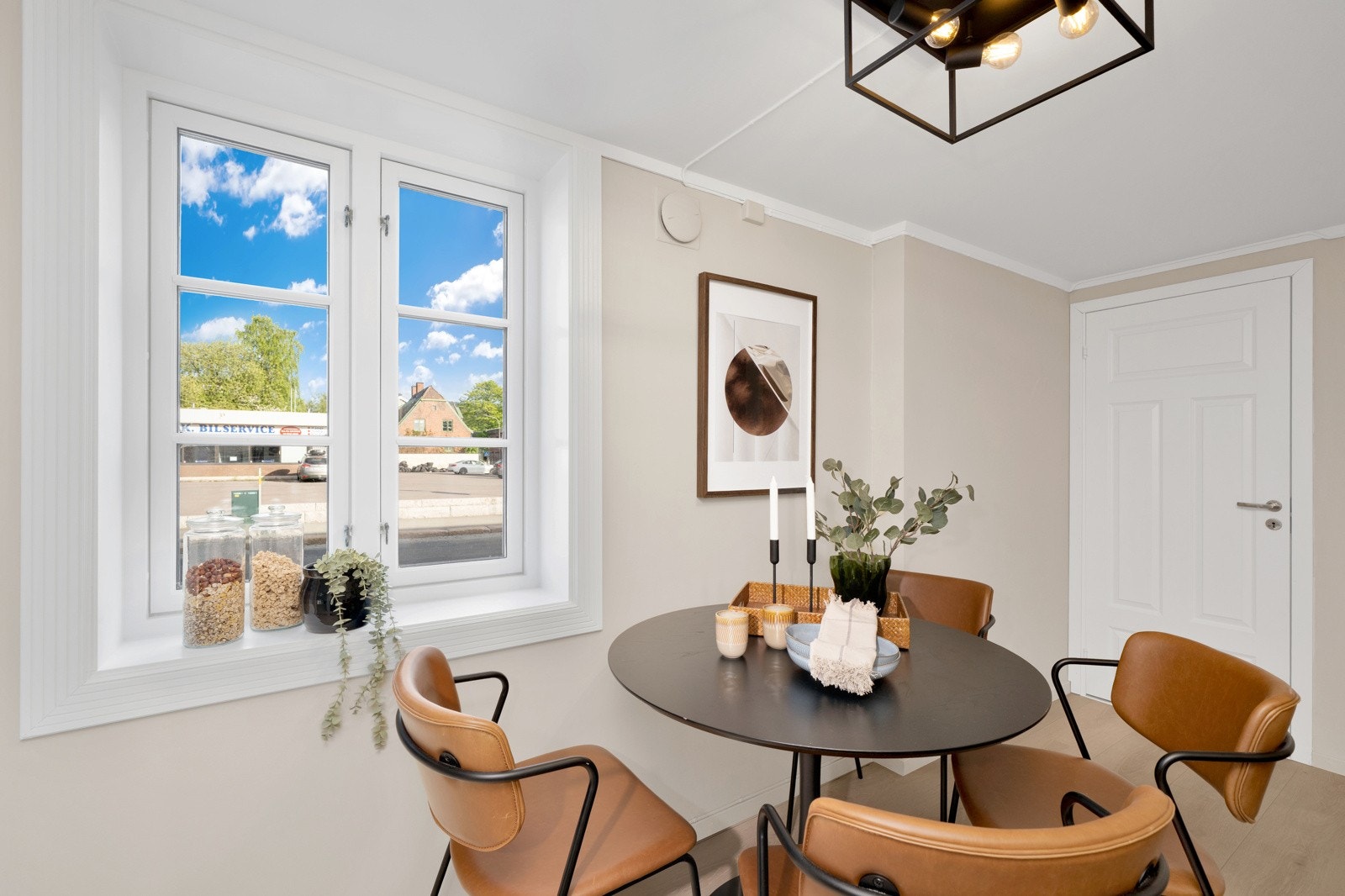 Dype vinduskarmer gir mulighet for dekorative elementer som planter, bøker eller personlige detaljer Galleribilde