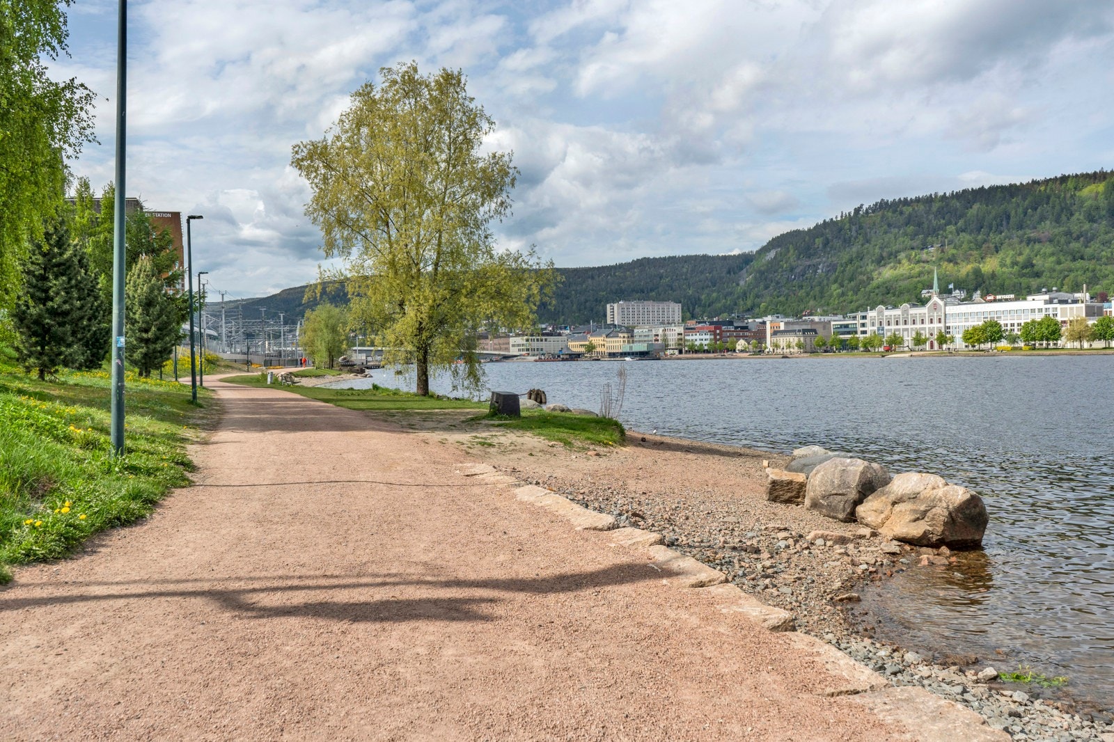 Det er gode rekreasjonsmuligheter i nærområdet. Både langs elven og i marka Galleribilde