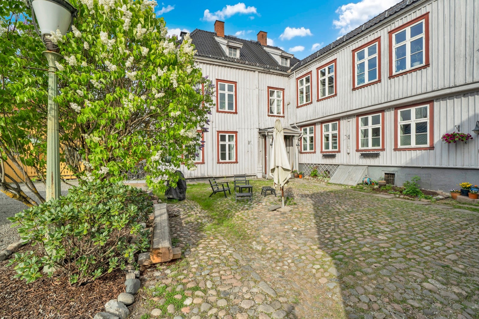 Hyggelig bakgård Galleribilde