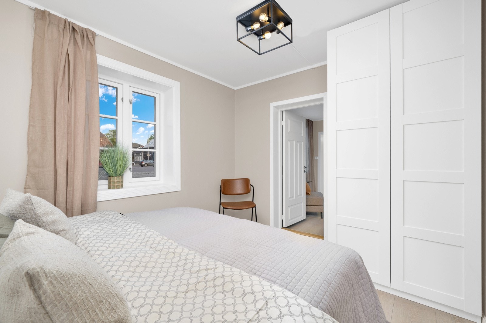 Det er nylig montert nytt garderobeskap og alle rommets overflater er pusset opp i 2025 Galleribilde