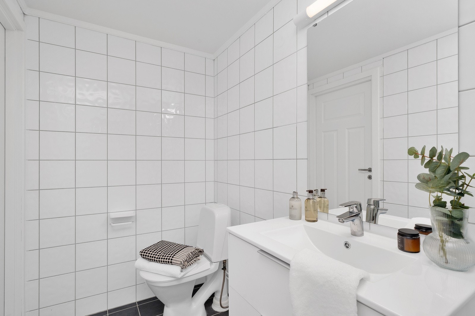 Rommet er utstyrt med elektriske varmekabler som gir god komfort. Det er naturlig ventilasjon i rommet Galleribilde