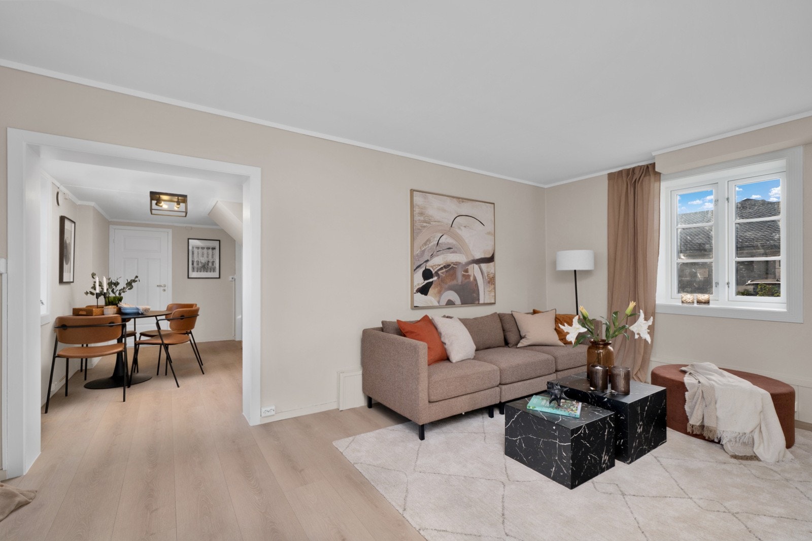 Leiligheten ligger i byggets 1. etasje og inneholder: Entré, bad, bod, kjøkken, stue, soverom I og soverom II Galleribilde