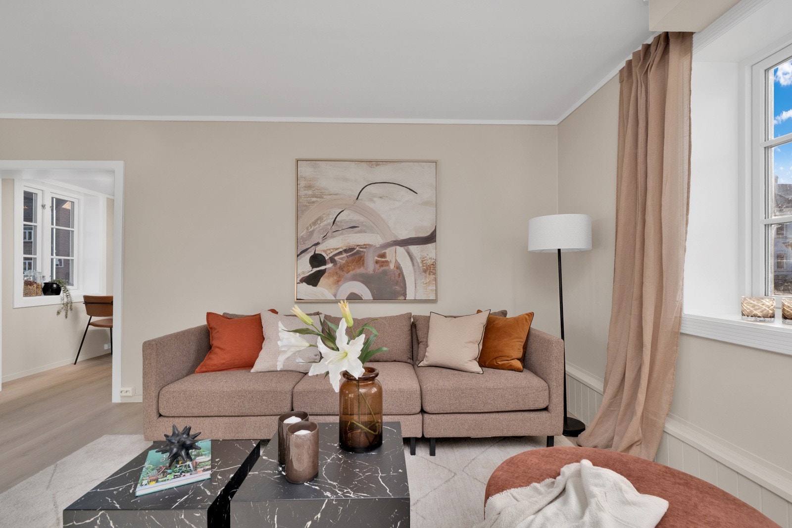 Leiligheten har en gjennomgående moderne fargetone og fremstår som tiltalende og velholdt. Takhøyde stue: ca 2.38 m Galleribilde