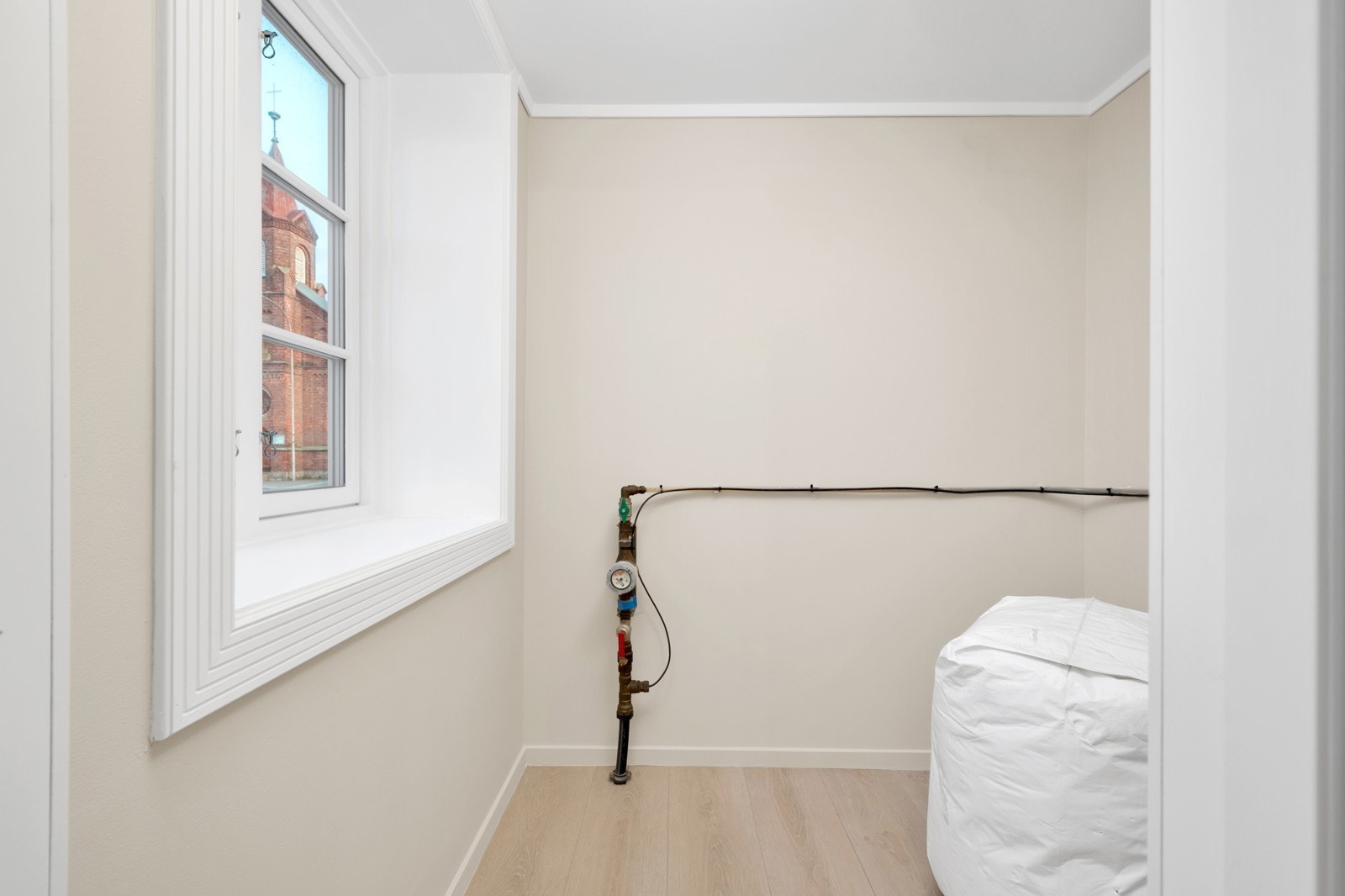 Romslig innvendig bod med svært god oppbevaringsplass. Varmtvannstanken er på ca. 120 liter og er plassert i denne boden. Galleribilde