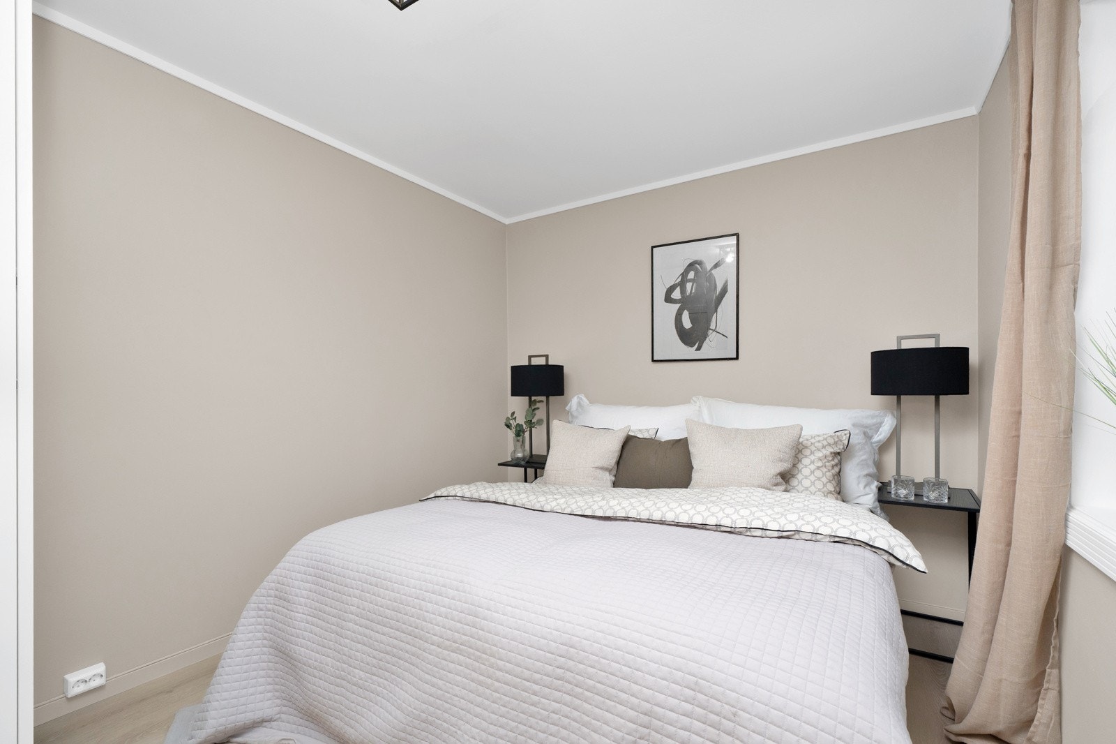 Rommet er malt i en tidsriktig farge som gir en moderne og innbydende atmosfære Galleribilde