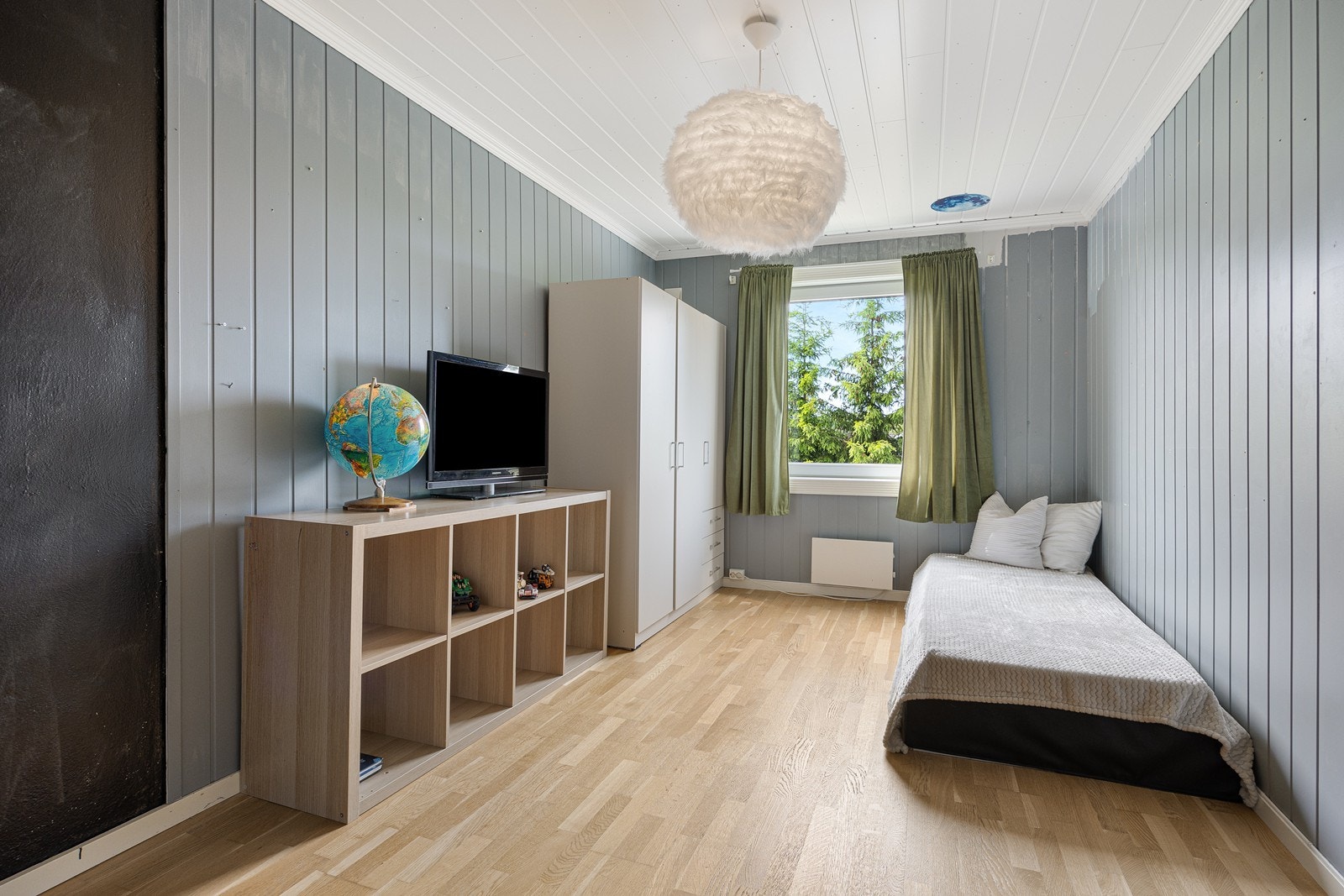 Store vinduer sørger for rikt, naturlig lysinnslipp til rommene i etasjen. Galleribilde