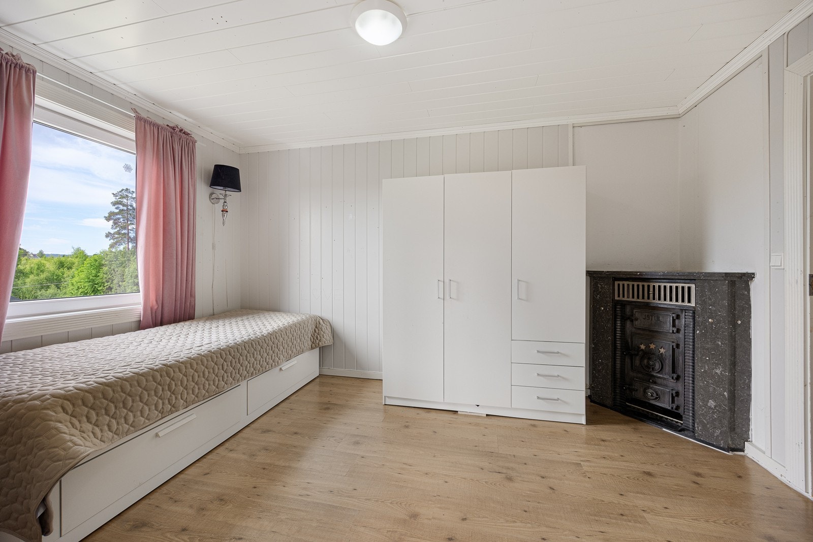 Panelet på soveromsveggene er malt i tidsmessige farger, og hvert rom har enstavs laminatgulv. Galleribilde