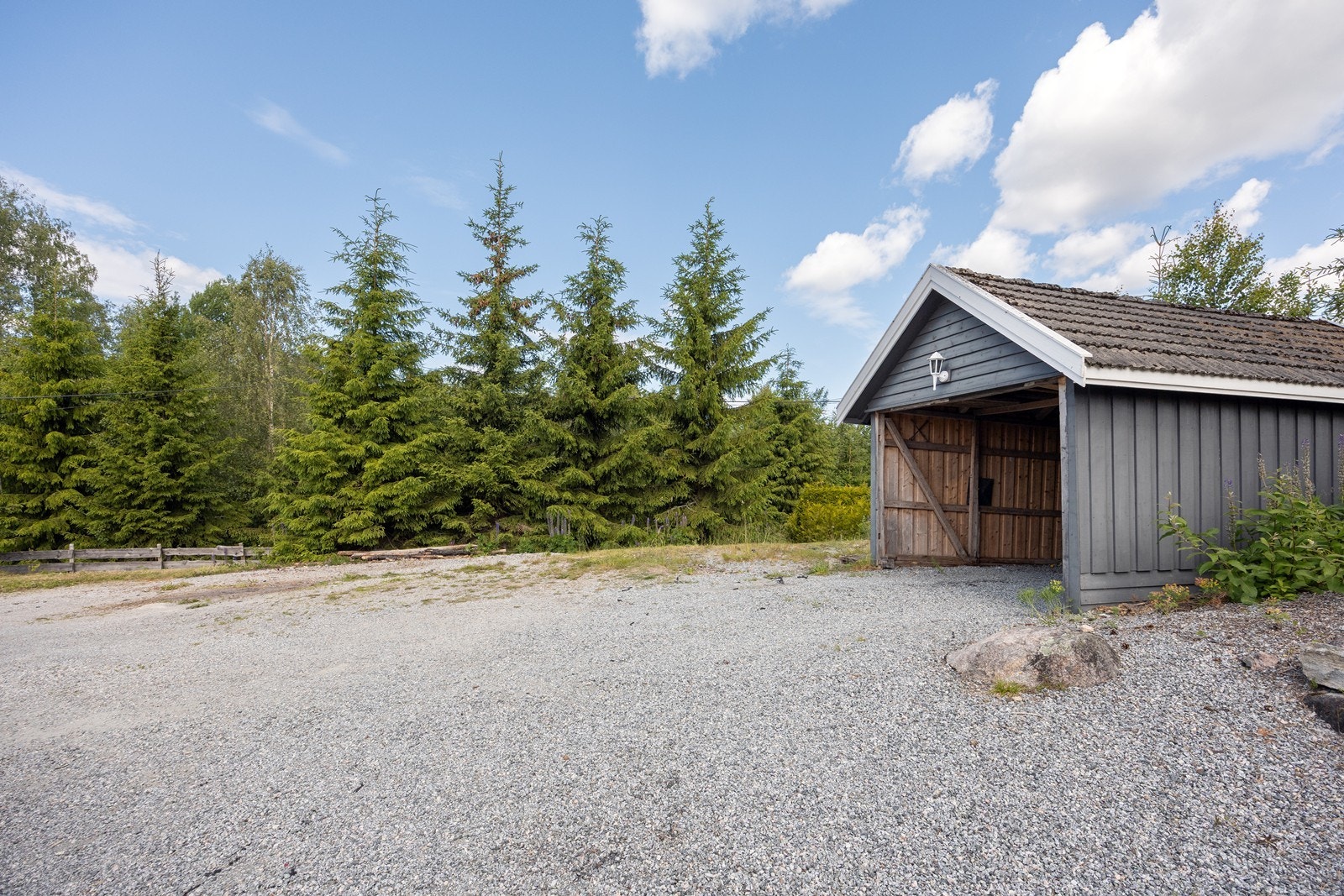 Den andre garasjen har plass til en parkert bil. Galleribilde
