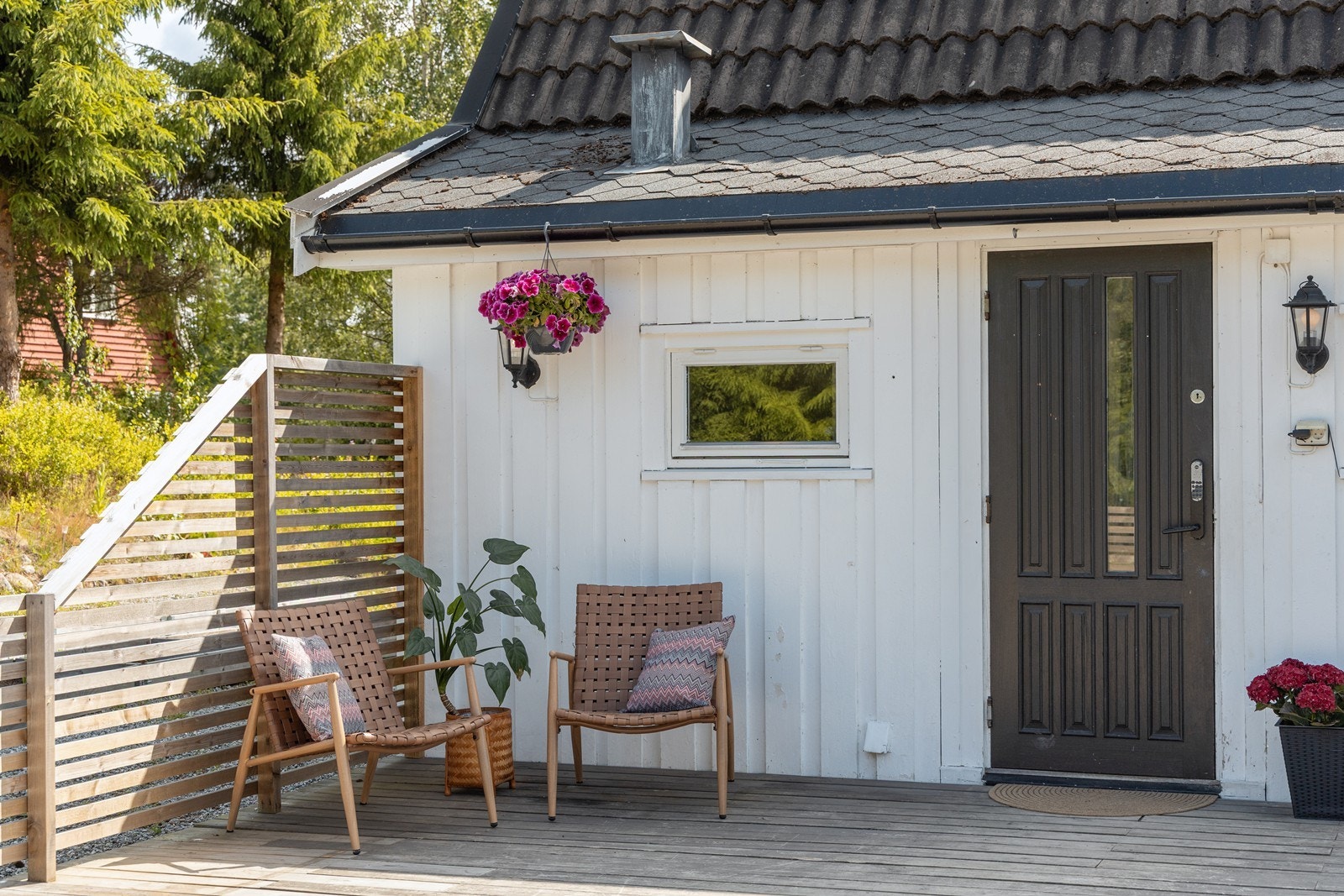 Eneboligen har et pent, overbygd inngangsparti med en stor, vestvendt velkomstterrasse og veggmontert, klassisk utebelysning. Galleribilde