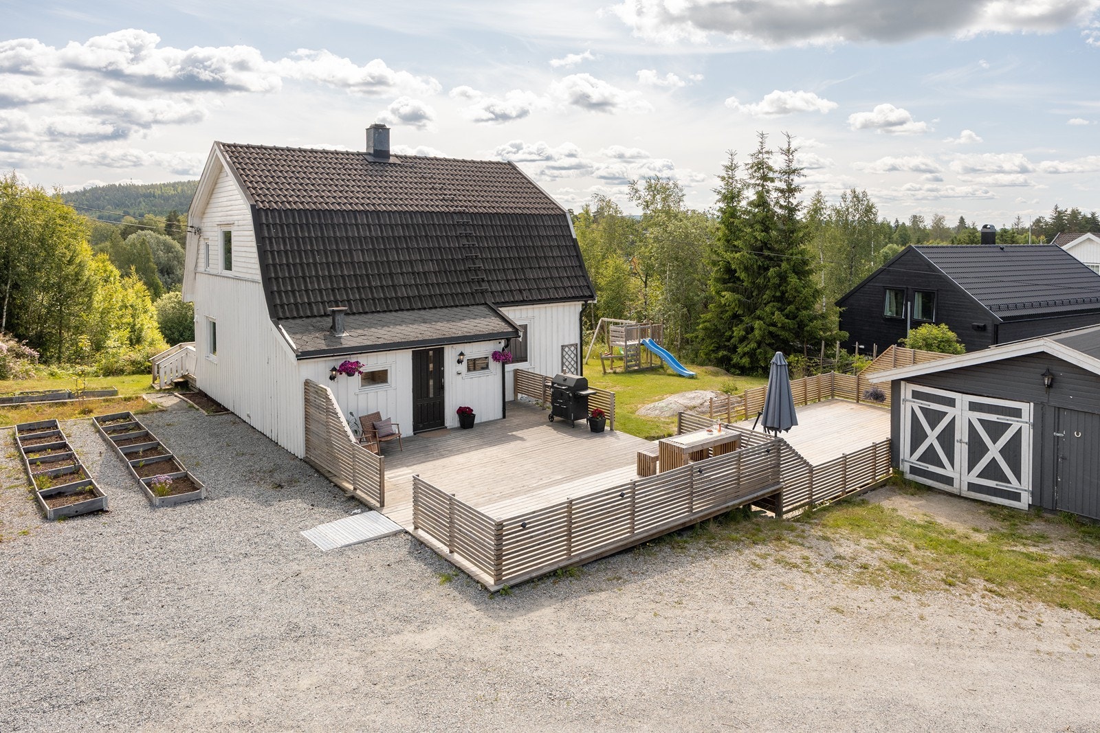 Ellers på tomten er det to garasjer (hvorav en med to hestebokser), og rikelig med boltreplass i en stor hage. Galleribilde