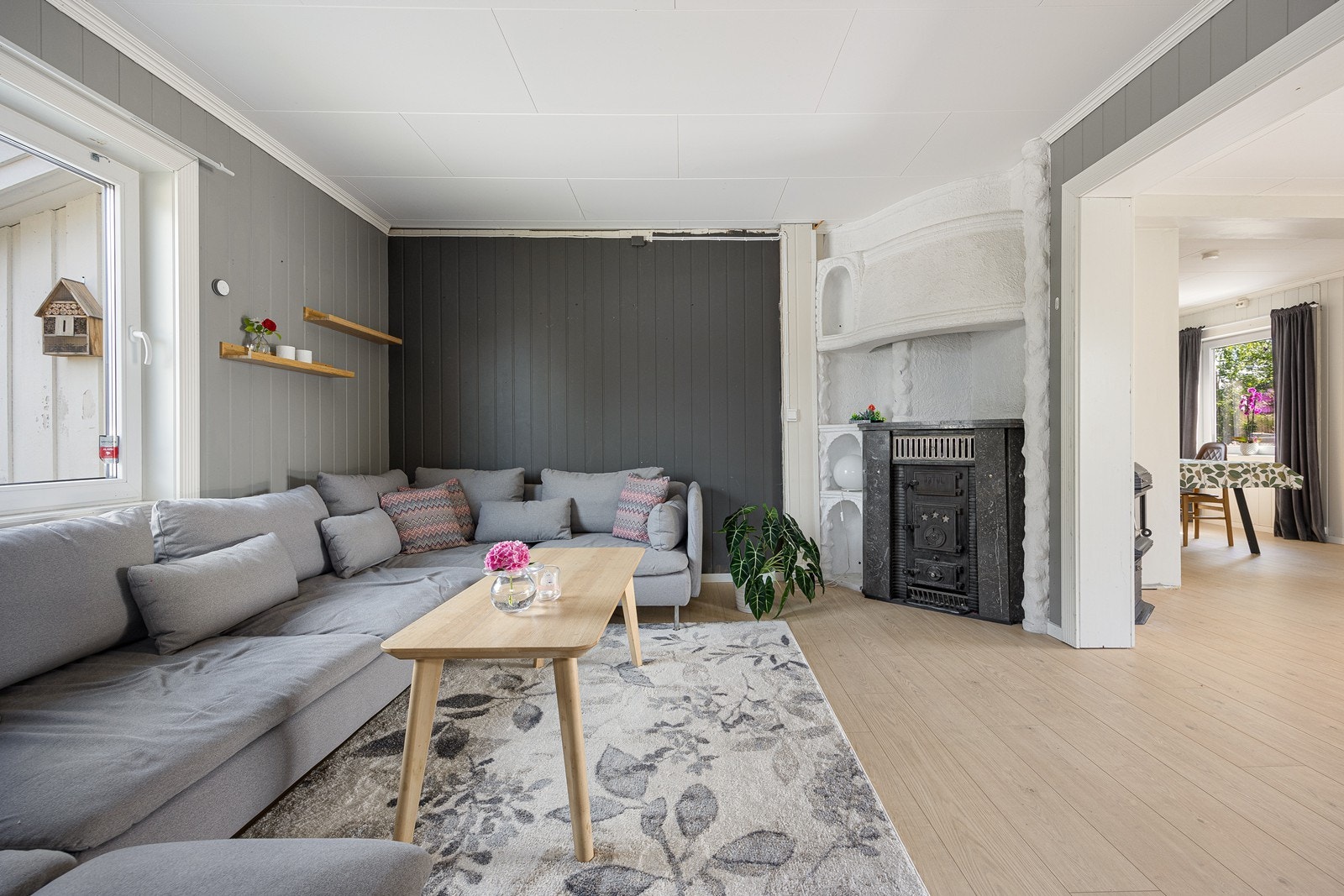 Det er lagt gjennomgående, laminatgulv i alle stuesonene og inn mot den åpne kjøkkenløsningen. Galleribilde