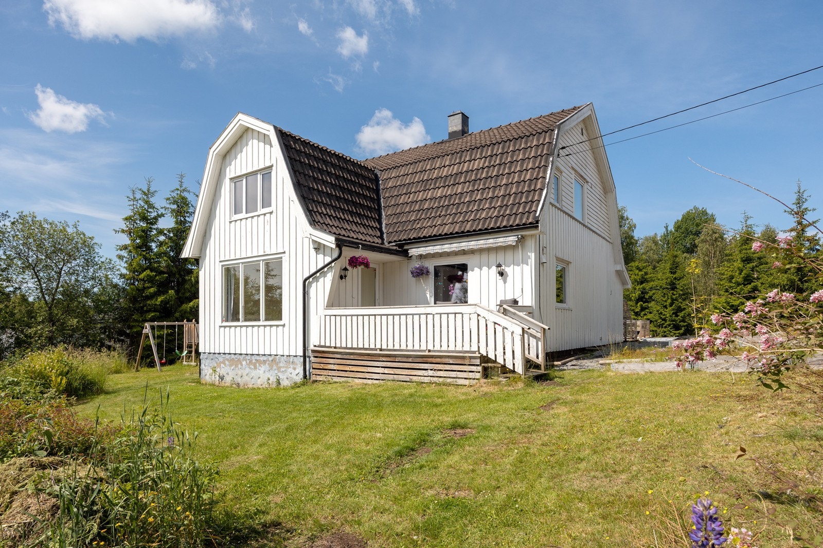 Det er rikelig med trygg boltreplass i den store, solrike hagen. Galleribilde