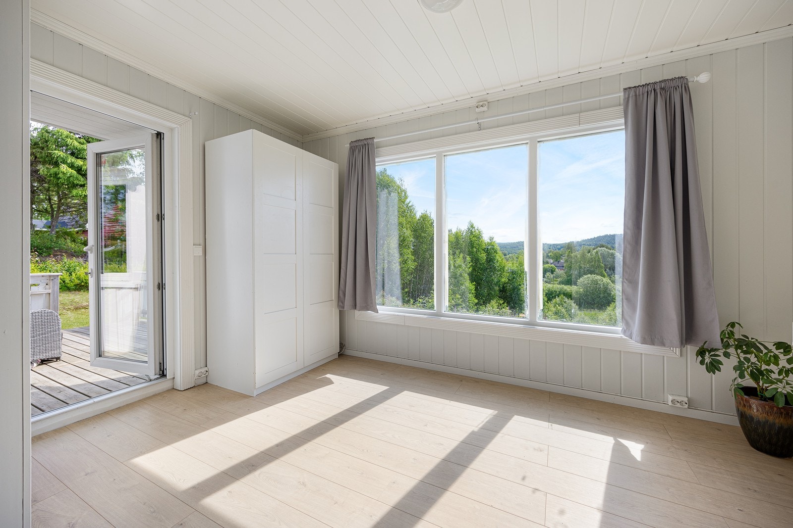 Fra denne stuen er det doble terrassedører ut til en lun, østvendt terrasse. Galleribilde